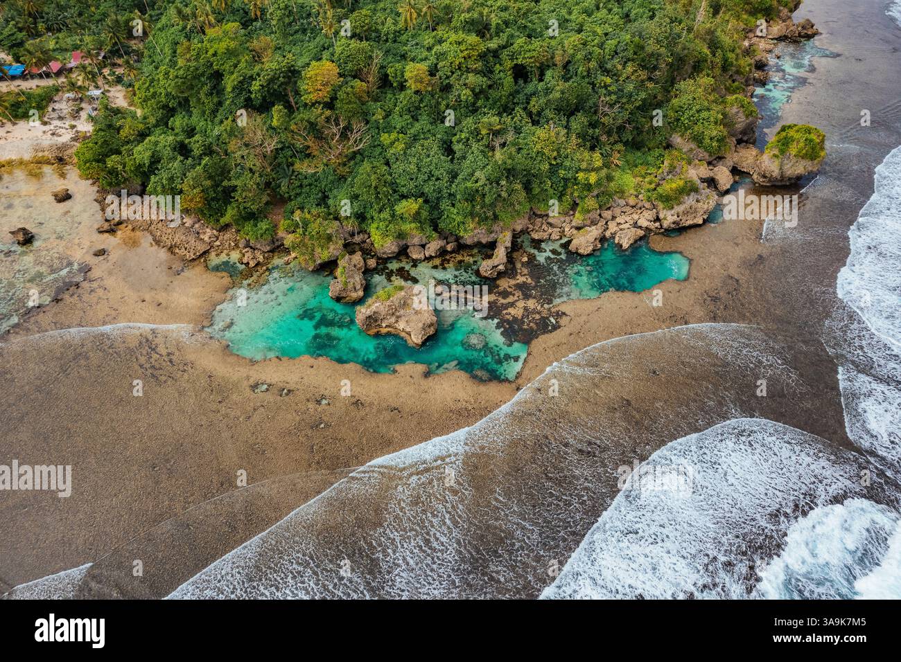 Vista aerea mozzafiato di Sohoton Cove, Un paradiso nascosto di rigogliose scogliere calcaree, lagune turchesi e grotte misteriose a Siargao, Filippine Foto Stock