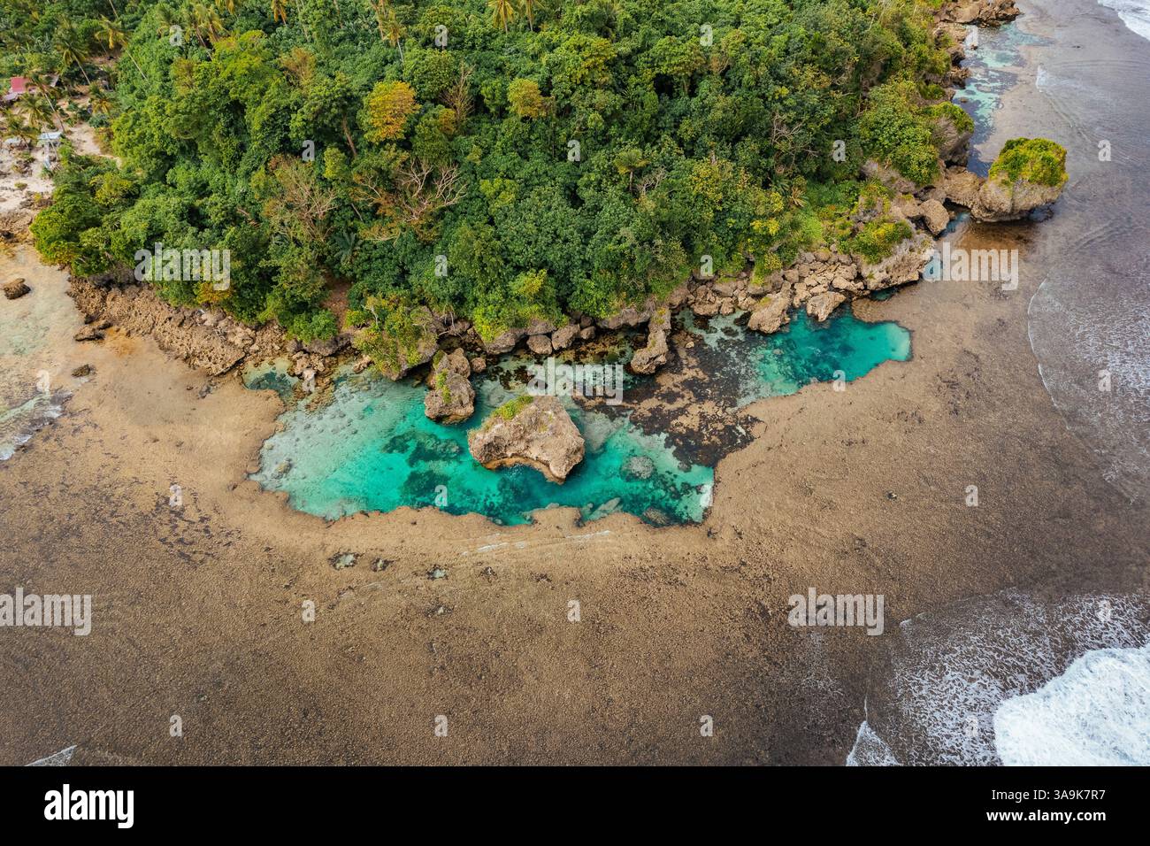 Vista aerea mozzafiato di Sohoton Cove, Un paradiso nascosto di rigogliose scogliere calcaree, lagune turchesi e grotte misteriose a Siargao, Filippine Foto Stock