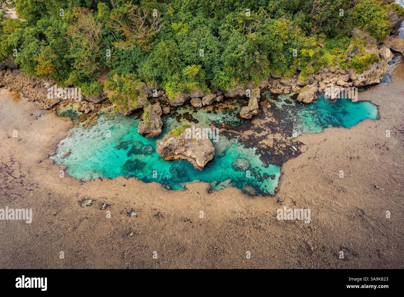 Vista aerea mozzafiato di Sohoton Cove, Un paradiso nascosto di rigogliose scogliere calcaree, lagune turchesi e grotte misteriose a Siargao, Filippine Foto Stock