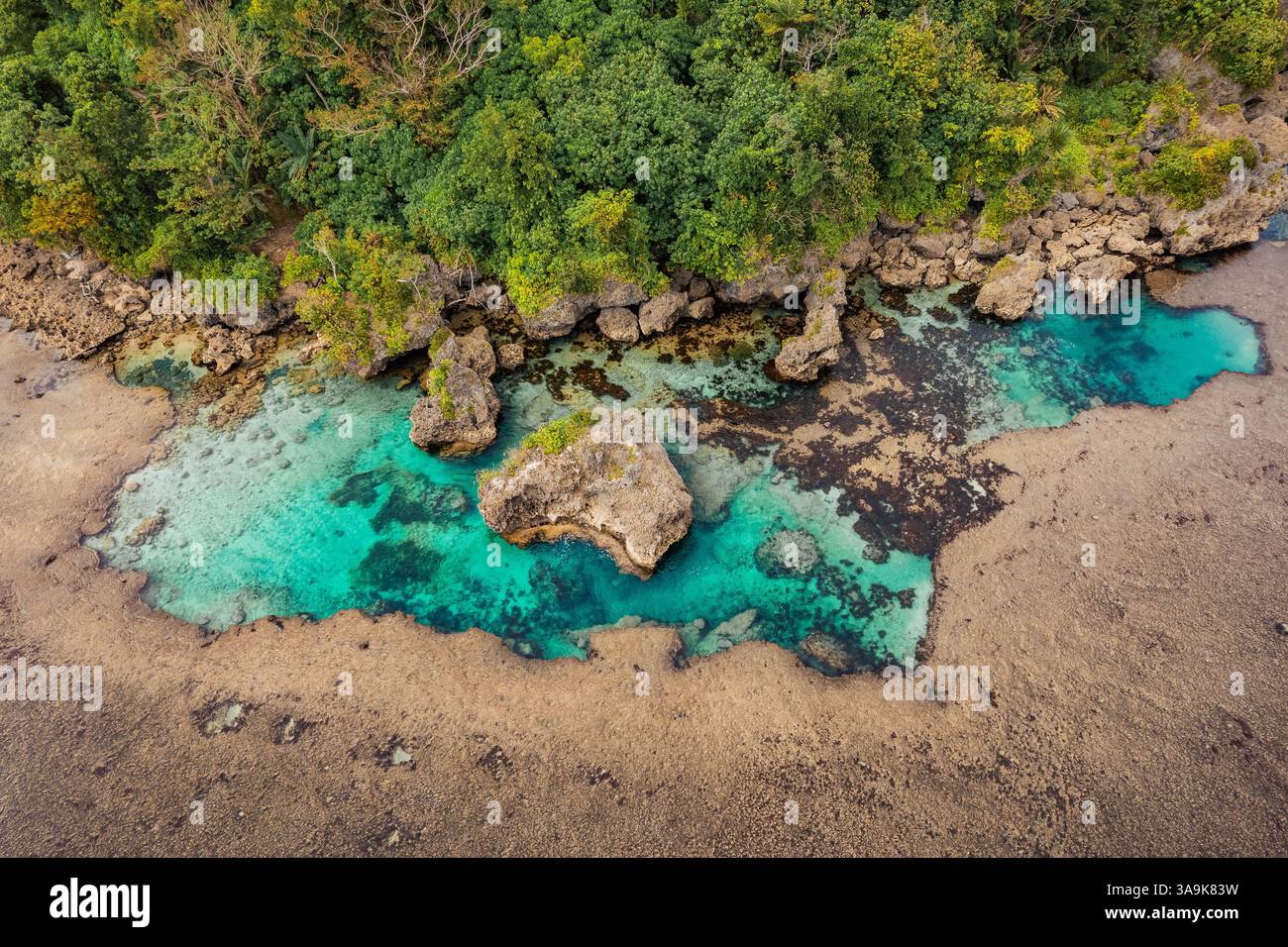 Vista aerea mozzafiato di Sohoton Cove, Un paradiso nascosto di rigogliose scogliere calcaree, lagune turchesi e grotte misteriose a Siargao, Filippine Foto Stock