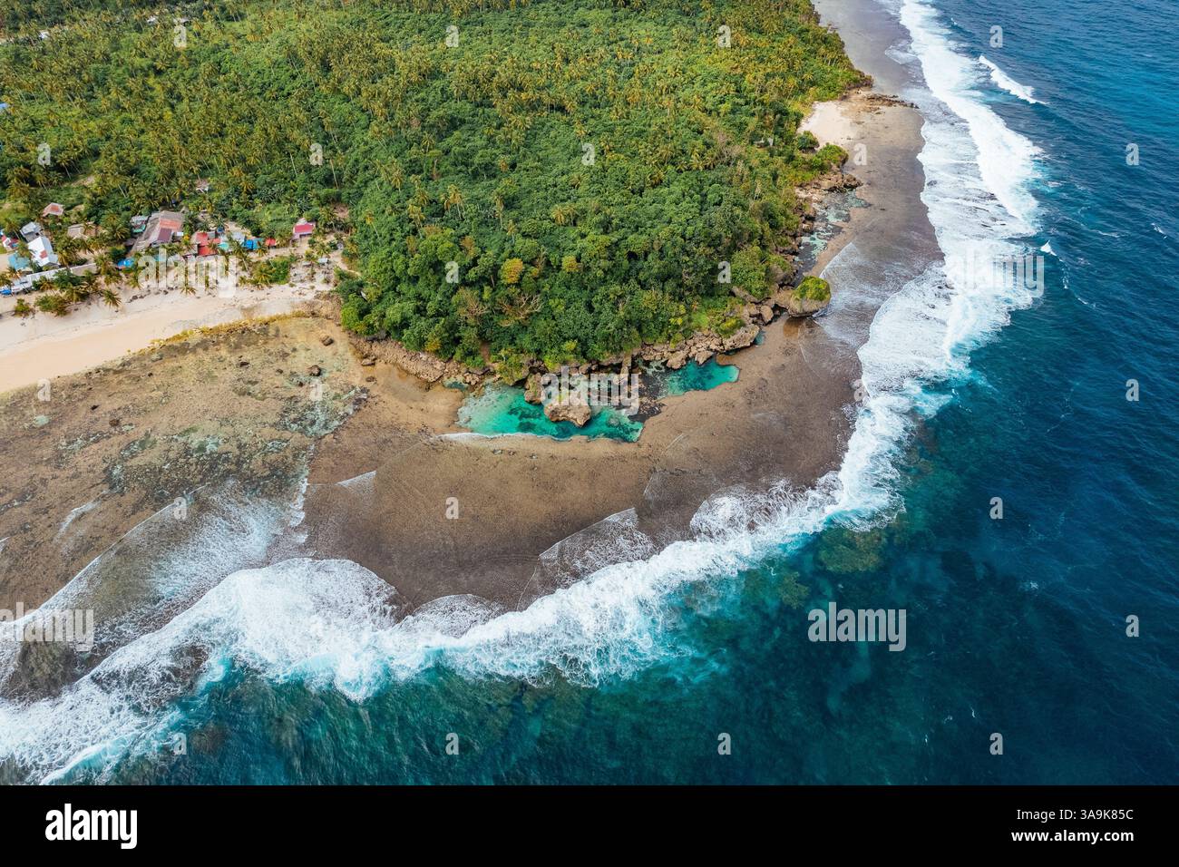 Vista aerea mozzafiato di Sohoton Cove, Un paradiso nascosto di rigogliose scogliere calcaree, lagune turchesi e grotte misteriose a Siargao, Filippine Foto Stock