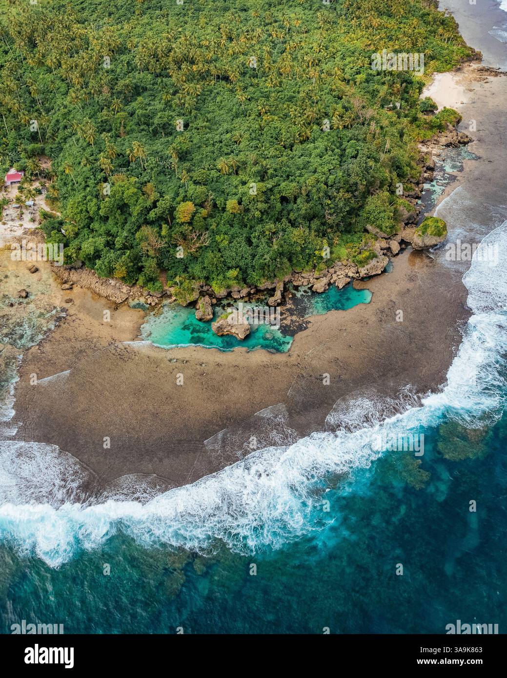 Vista aerea mozzafiato di Sohoton Cove, Un paradiso nascosto di rigogliose scogliere calcaree, lagune turchesi e grotte misteriose a Siargao, Filippine Foto Stock