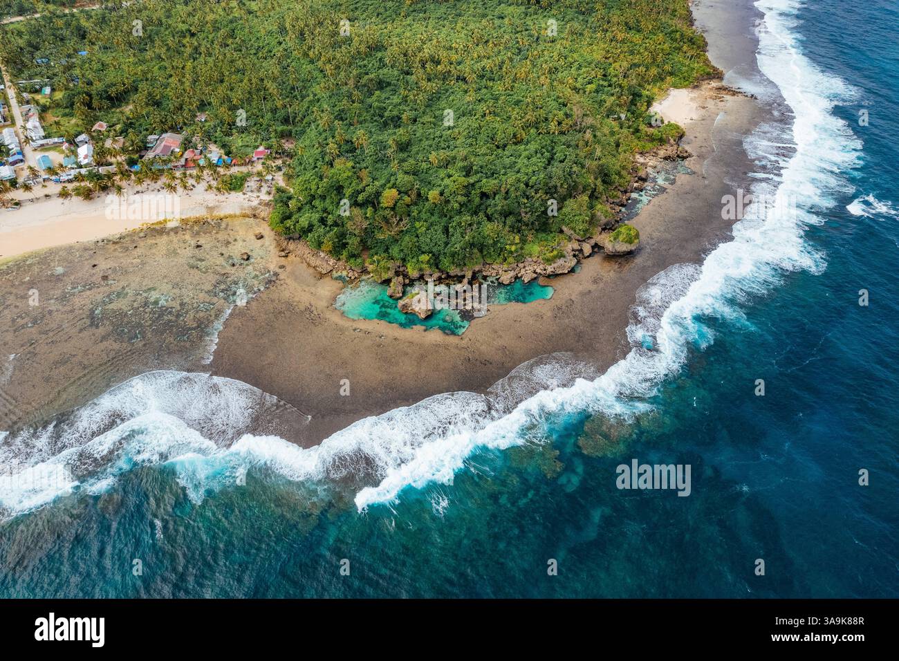 Vista aerea mozzafiato di Sohoton Cove, Un paradiso nascosto di rigogliose scogliere calcaree, lagune turchesi e grotte misteriose a Siargao, Filippine Foto Stock