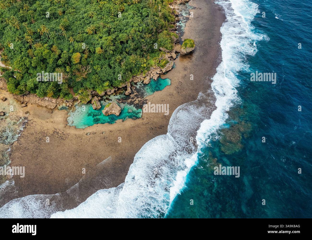 Vista aerea mozzafiato di Sohoton Cove, Un paradiso nascosto di rigogliose scogliere calcaree, lagune turchesi e grotte misteriose a Siargao, Filippine Foto Stock
