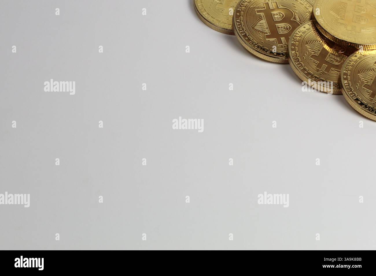 Primo piano di Bitcoin isolato su sfondo bianco Foto Stock