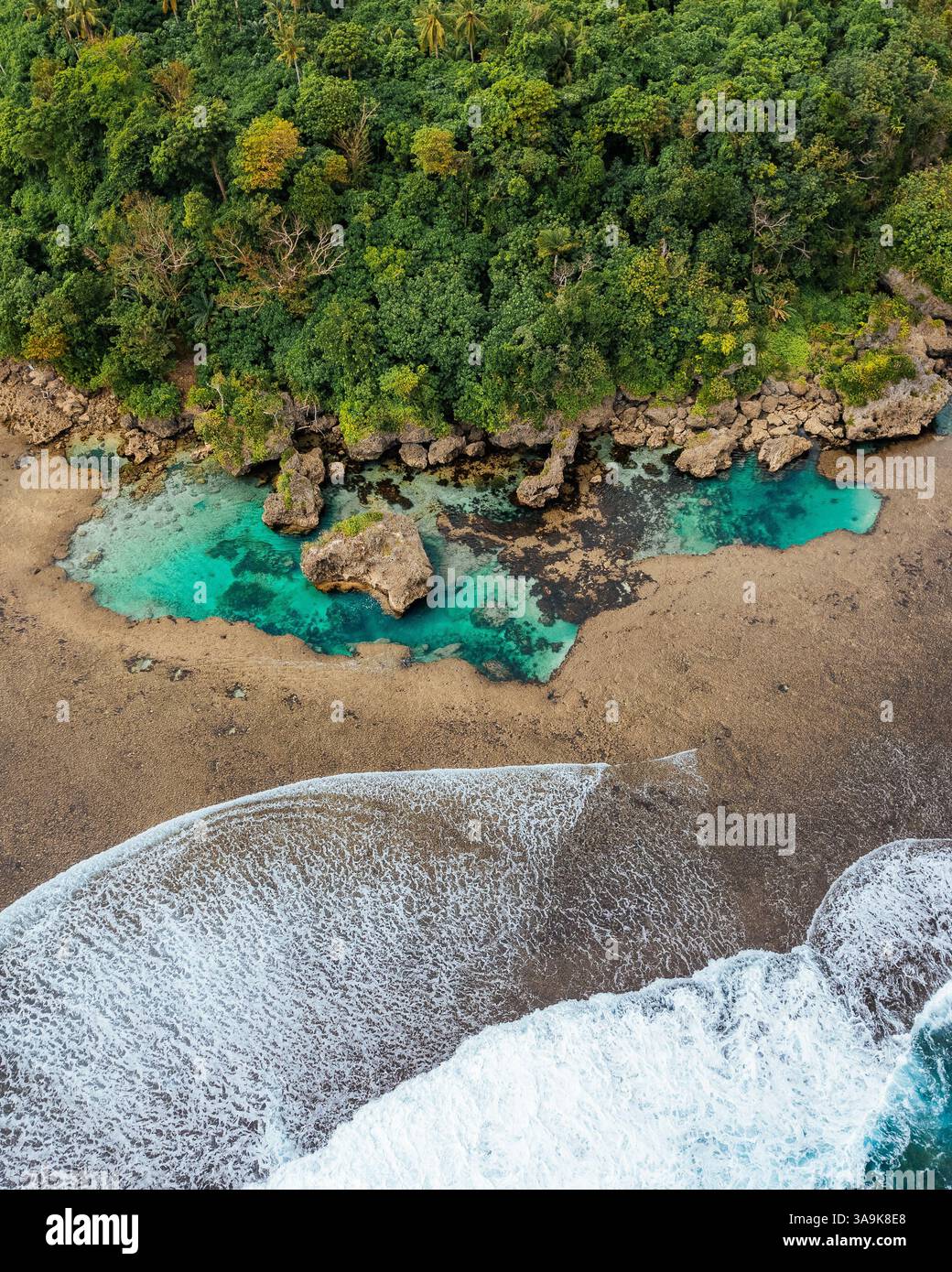 Vista aerea mozzafiato di Sohoton Cove, Un paradiso nascosto di rigogliose scogliere calcaree, lagune turchesi e grotte misteriose a Siargao, Filippine Foto Stock