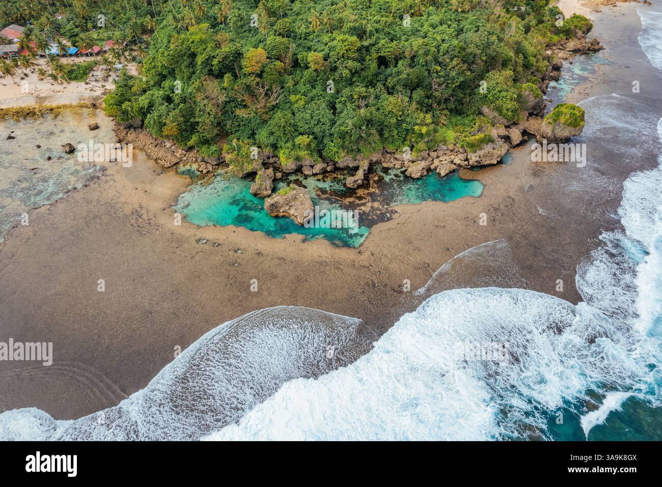Vista aerea mozzafiato di Sohoton Cove, Un paradiso nascosto di rigogliose scogliere calcaree, lagune turchesi e grotte misteriose a Siargao, Filippine Foto Stock