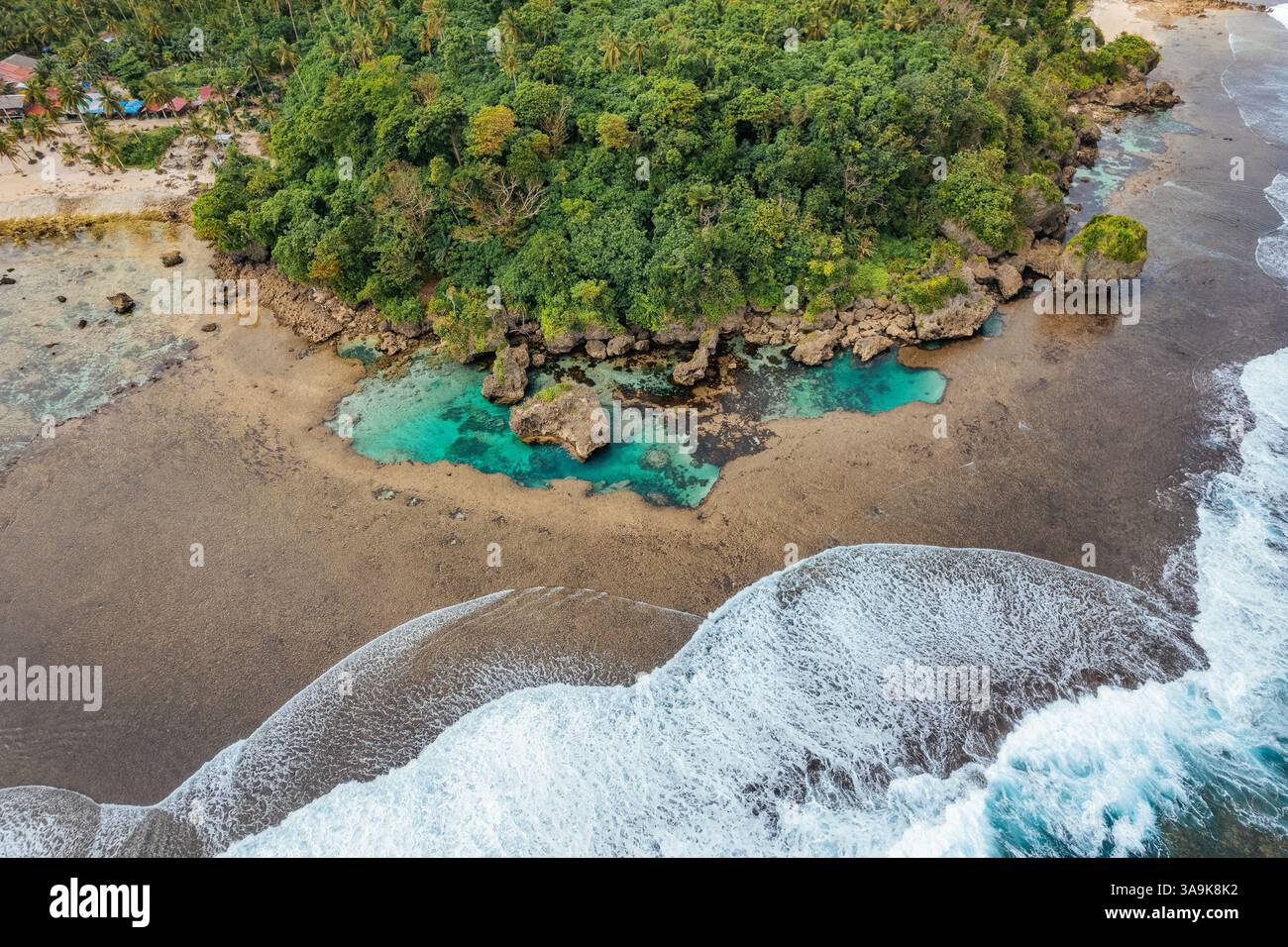 Vista aerea mozzafiato di Sohoton Cove, Un paradiso nascosto di rigogliose scogliere calcaree, lagune turchesi e grotte misteriose a Siargao, Filippine Foto Stock