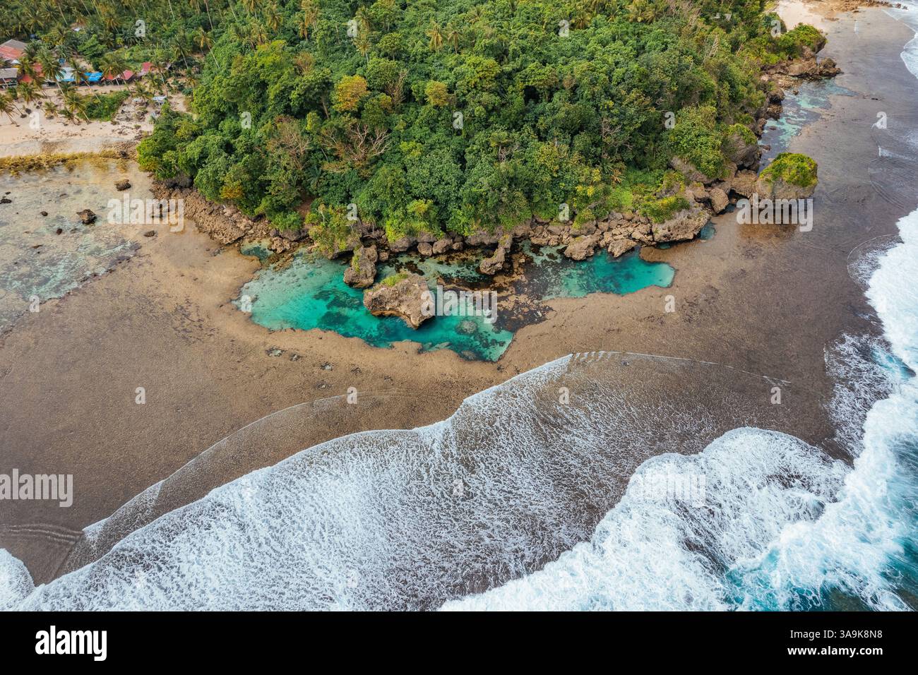 Vista aerea mozzafiato di Sohoton Cove, Un paradiso nascosto di rigogliose scogliere calcaree, lagune turchesi e grotte misteriose a Siargao, Filippine Foto Stock