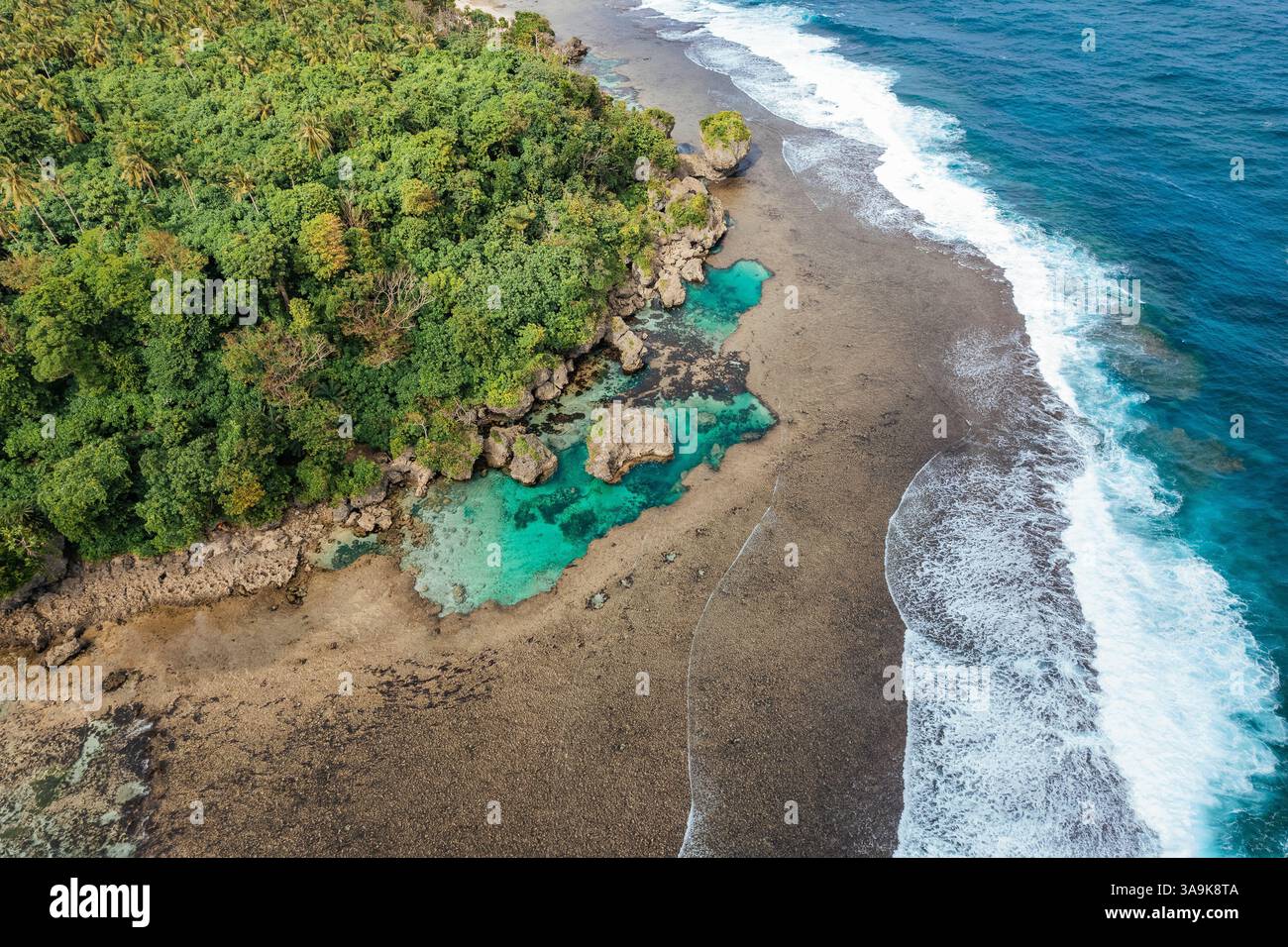 Vista aerea mozzafiato di Sohoton Cove, Un paradiso nascosto di rigogliose scogliere calcaree, lagune turchesi e grotte misteriose a Siargao, Filippine Foto Stock