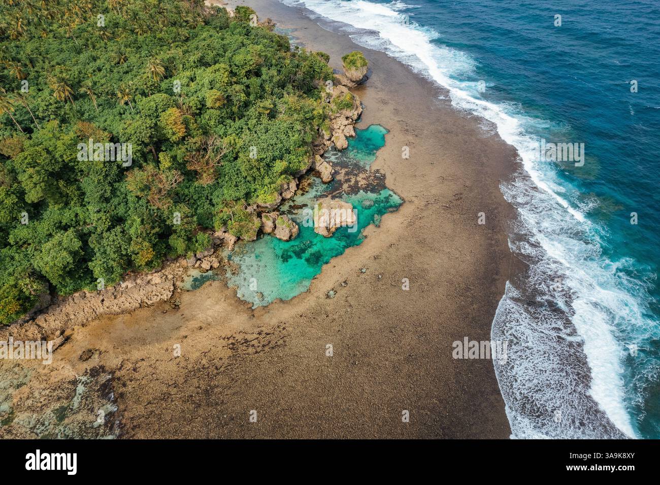 Vista aerea mozzafiato di Sohoton Cove, Un paradiso nascosto di rigogliose scogliere calcaree, lagune turchesi e grotte misteriose a Siargao, Filippine Foto Stock