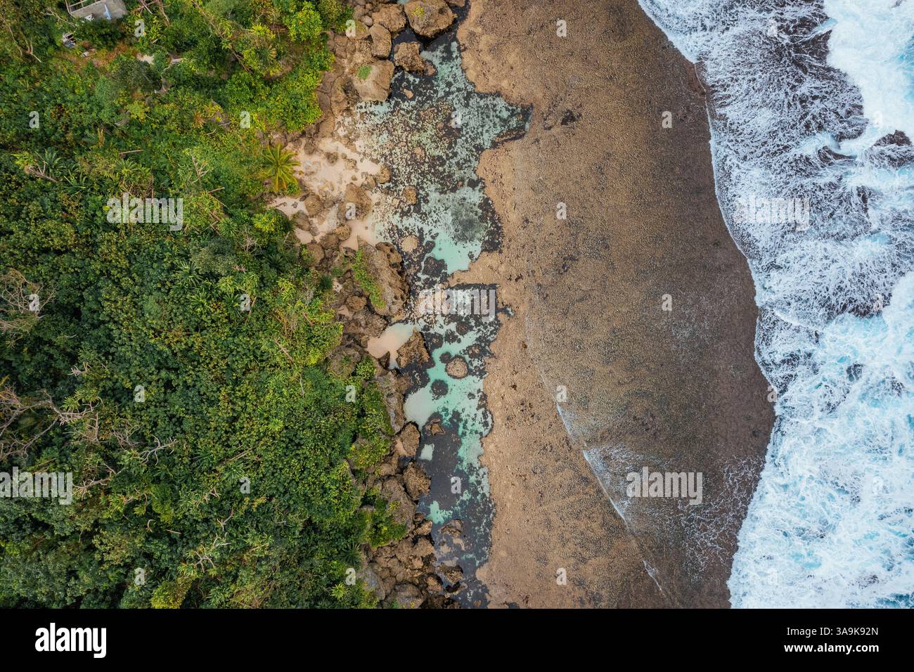 Vista aerea mozzafiato di Sohoton Cove, Un paradiso nascosto di rigogliose scogliere calcaree, lagune turchesi e grotte misteriose a Siargao, Filippine Foto Stock