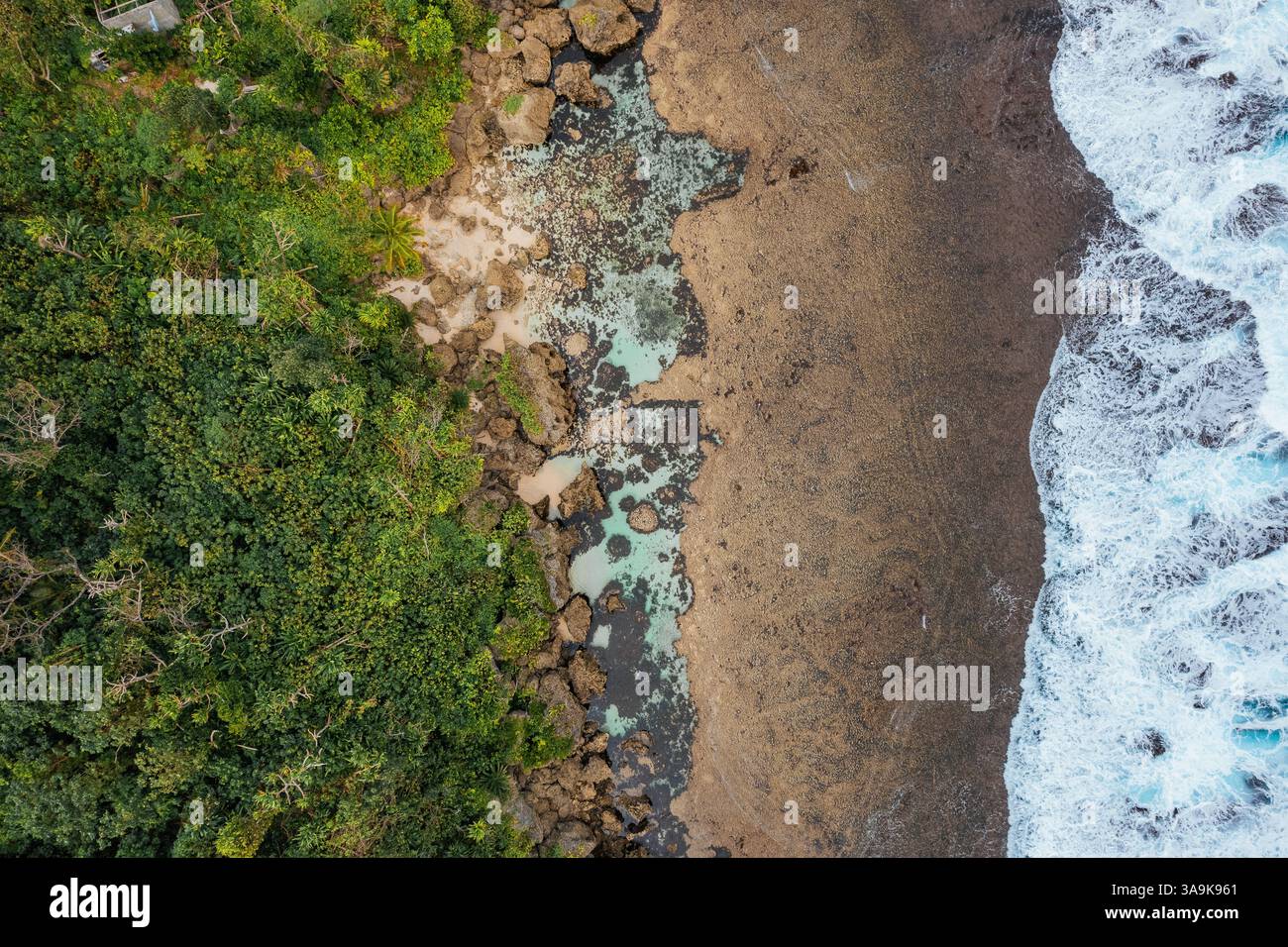 Vista aerea mozzafiato di Sohoton Cove, Un paradiso nascosto di rigogliose scogliere calcaree, lagune turchesi e grotte misteriose a Siargao, Filippine Foto Stock