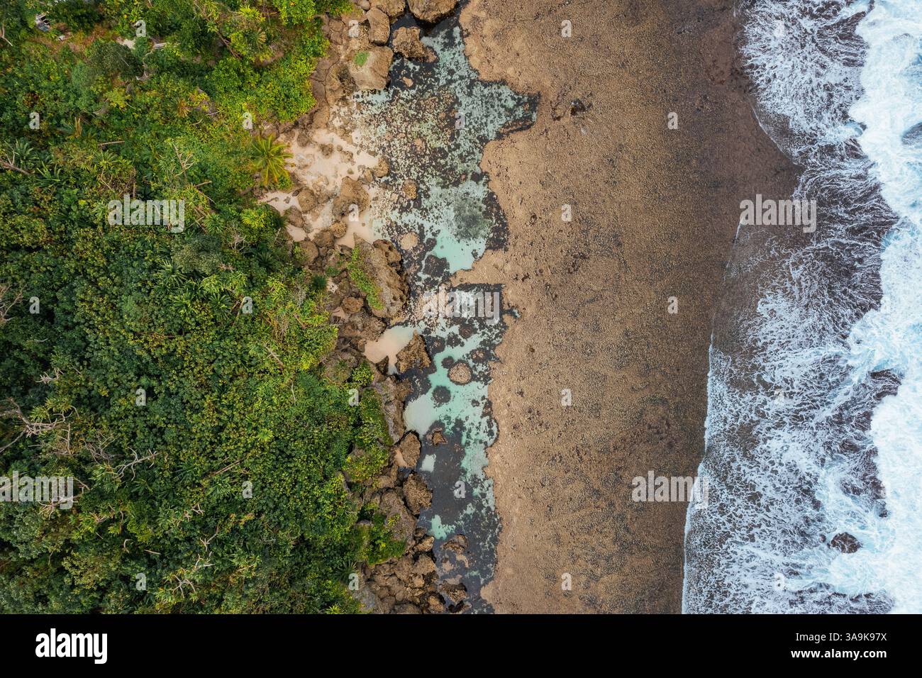 Vista aerea mozzafiato di Sohoton Cove, Un paradiso nascosto di rigogliose scogliere calcaree, lagune turchesi e grotte misteriose a Siargao, Filippine Foto Stock