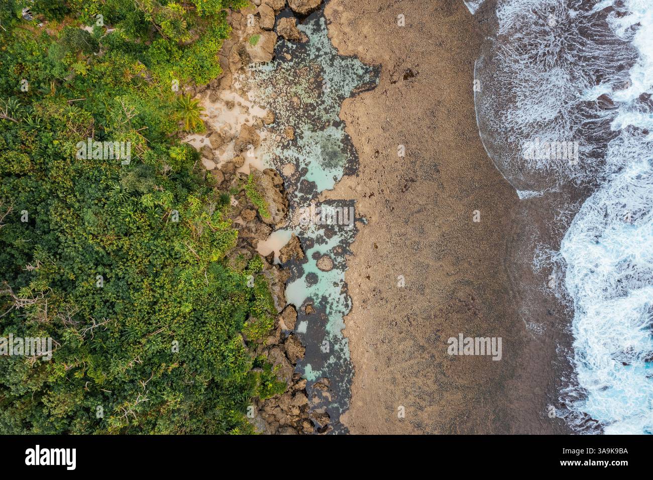 Vista aerea mozzafiato di Sohoton Cove, Un paradiso nascosto di rigogliose scogliere calcaree, lagune turchesi e grotte misteriose a Siargao, Filippine Foto Stock