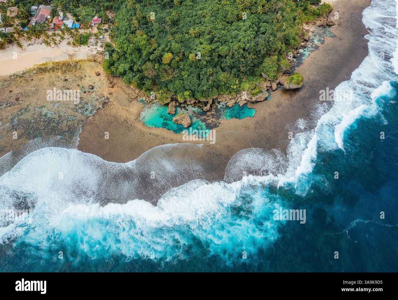 Vista aerea mozzafiato di Sohoton Cove, Un paradiso nascosto di rigogliose scogliere calcaree, lagune turchesi e grotte misteriose a Siargao, Filippine Foto Stock