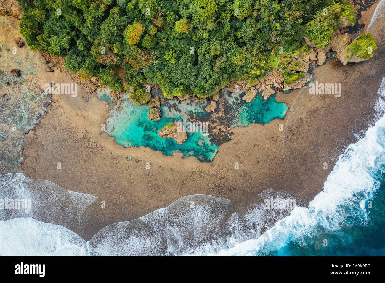 Vista aerea mozzafiato di Sohoton Cove, Un paradiso nascosto di rigogliose scogliere calcaree, lagune turchesi e grotte misteriose a Siargao, Filippine Foto Stock