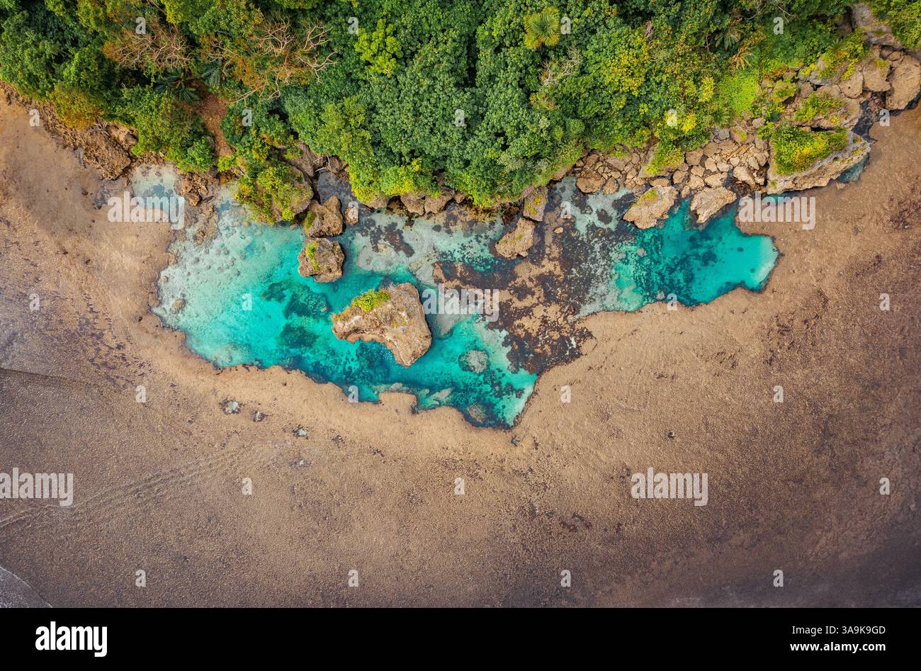 Vista aerea mozzafiato di Sohoton Cove, Un paradiso nascosto di rigogliose scogliere calcaree, lagune turchesi e grotte misteriose a Siargao, Filippine Foto Stock