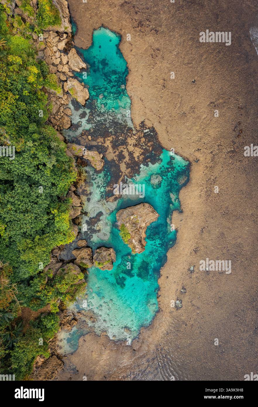 Vista aerea mozzafiato di Sohoton Cove, Un paradiso nascosto di rigogliose scogliere calcaree, lagune turchesi e grotte misteriose a Siargao, Filippine Foto Stock