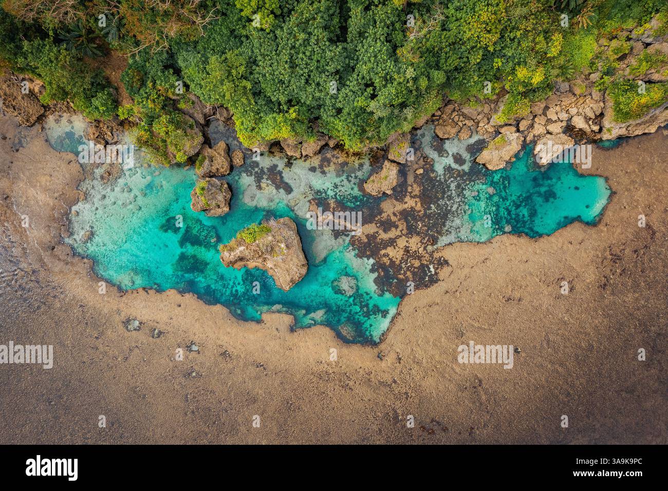 Vista aerea mozzafiato di Sohoton Cove, Un paradiso nascosto di rigogliose scogliere calcaree, lagune turchesi e grotte misteriose a Siargao, Filippine Foto Stock