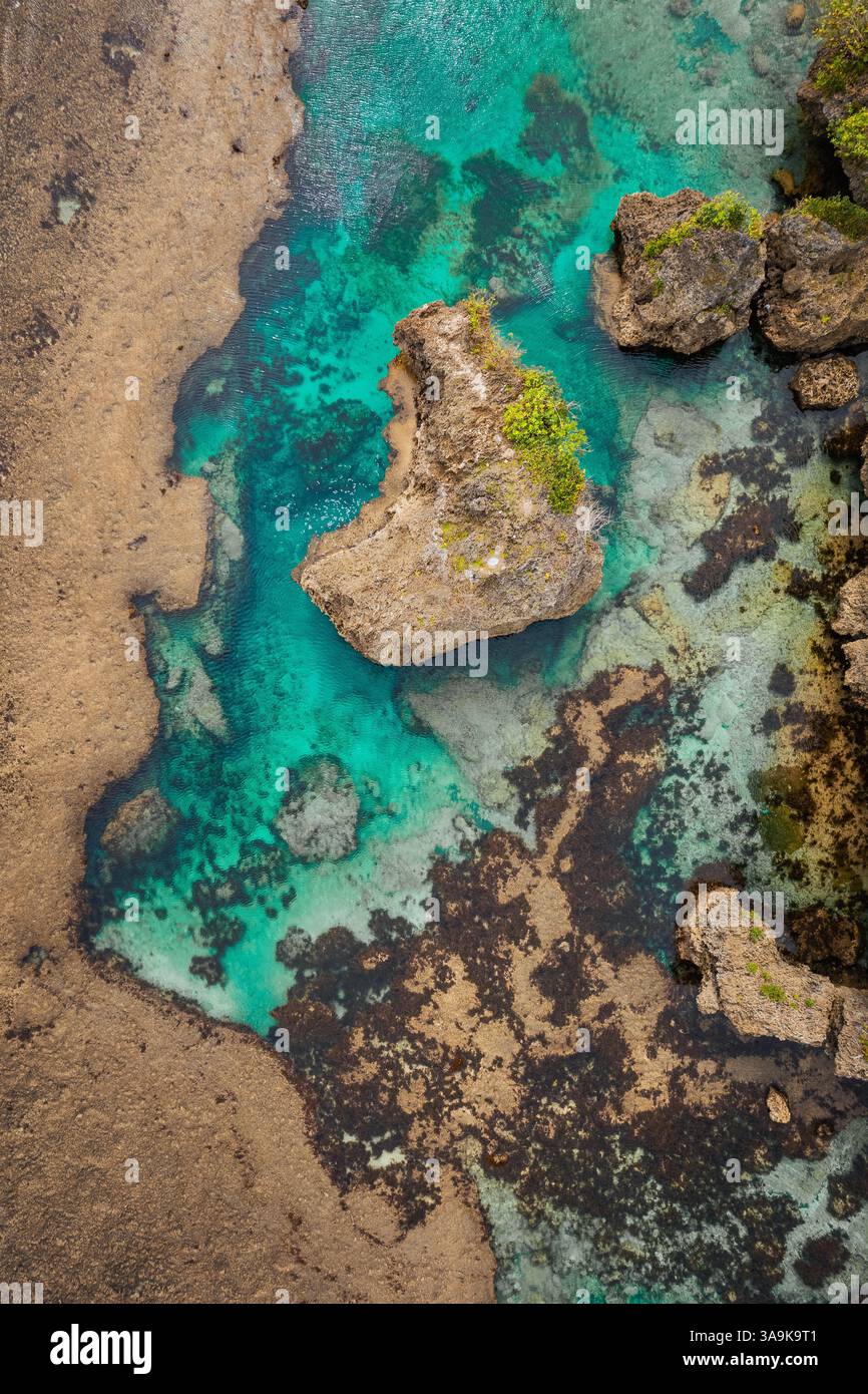 Vista aerea mozzafiato di Sohoton Cove, Un paradiso nascosto di rigogliose scogliere calcaree, lagune turchesi e grotte misteriose a Siargao, Filippine Foto Stock