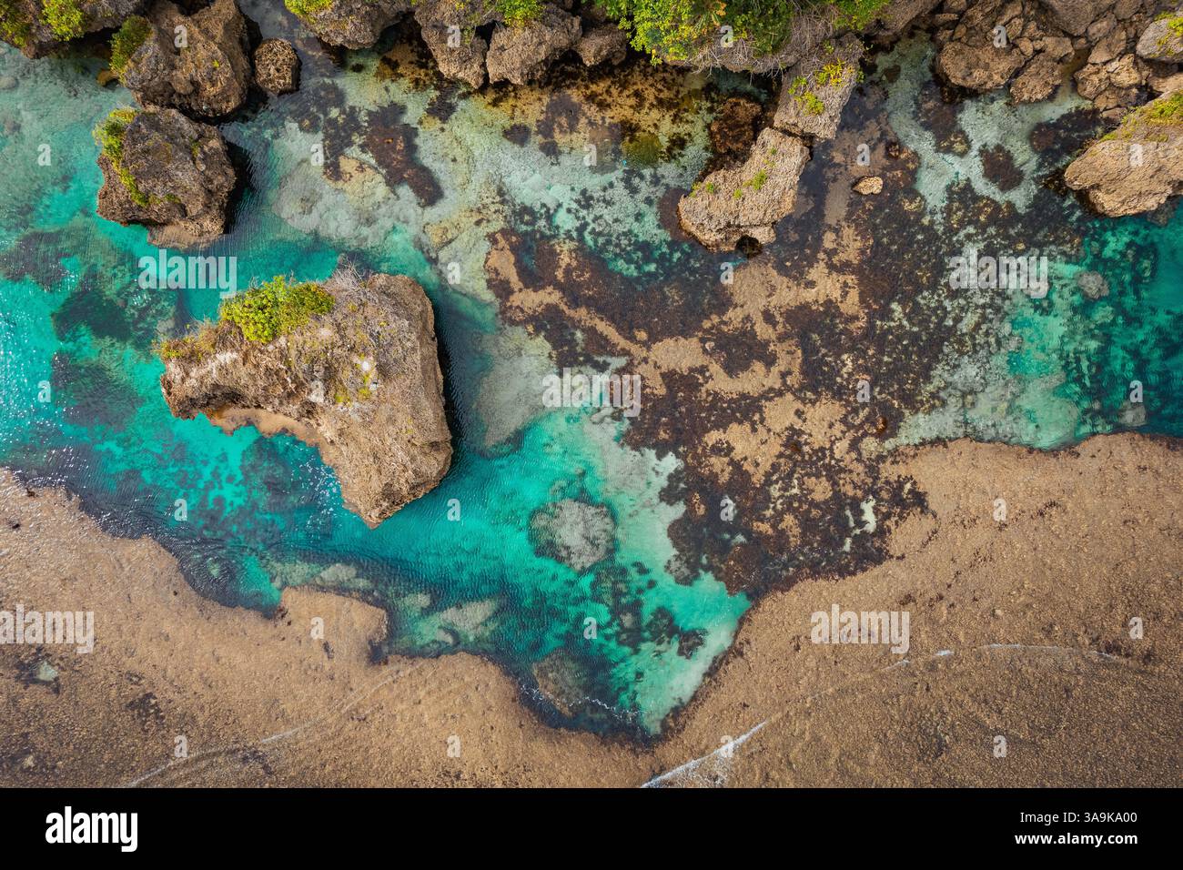 Vista aerea mozzafiato di Sohoton Cove, Un paradiso nascosto di rigogliose scogliere calcaree, lagune turchesi e grotte misteriose a Siargao, Filippine Foto Stock
