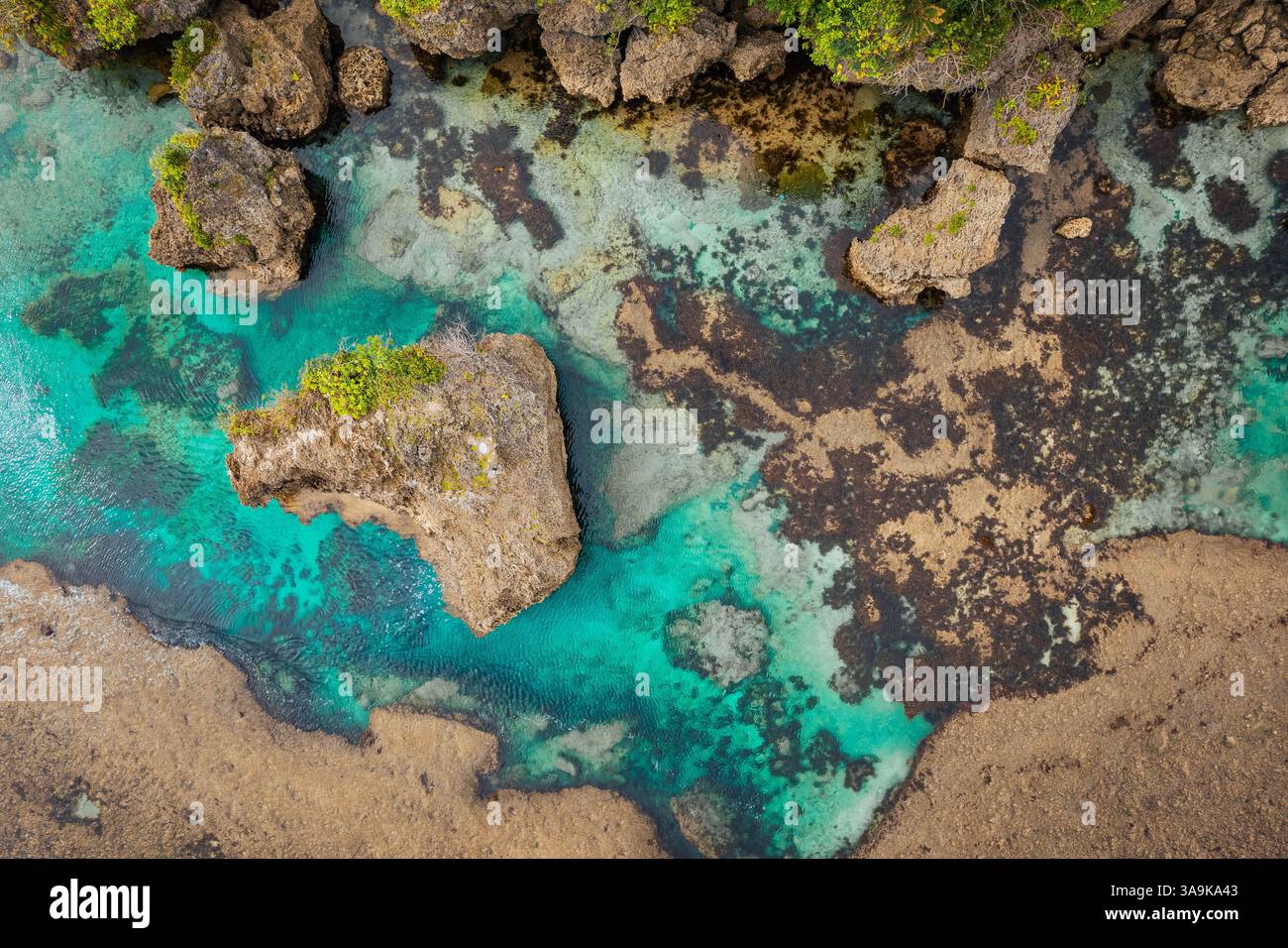 Vista aerea mozzafiato di Sohoton Cove, Un paradiso nascosto di rigogliose scogliere calcaree, lagune turchesi e grotte misteriose a Siargao, Filippine Foto Stock
