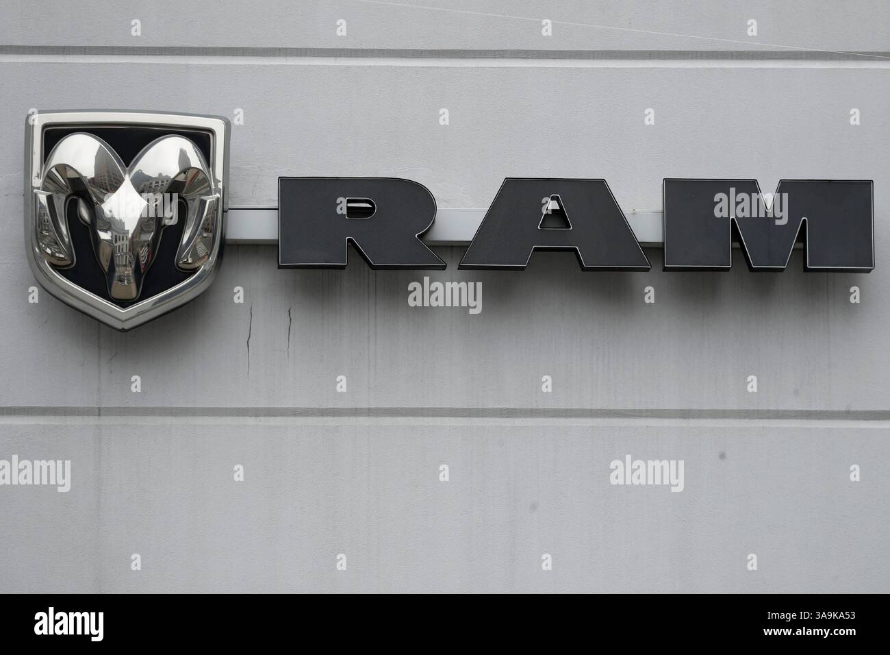 New York, Stati Uniti. 30 marzo 2025. Un logo Dodge RAM è esposto presso una concessionaria di automobili il 30 marzo 2025 a New York. Con l'aumentare delle preoccupazioni dei consumatori sulle tariffe del presidente Trump sulle automobili importate, alcuni acquirenti scelgono di acquistare ora. (Foto di John Lamparski/ SIP[a USA) credito: SIPA USA/Alamy Live News Foto Stock New York, Stati Uniti. 30 marzo 2025. Un logo Dodge RAM è esposto presso una concessionaria di automobili il 30 marzo 2025 a New York. Con l'aumentare delle preoccupazioni dei consumatori sulle tariffe del presidente Trump sulle automobili importate, alcuni acquirenti scelgono di acquistare ora. (Foto di John Lamparski/ SIP[a USA) credito: SIPA USA/Alamy Live News Foto Stock