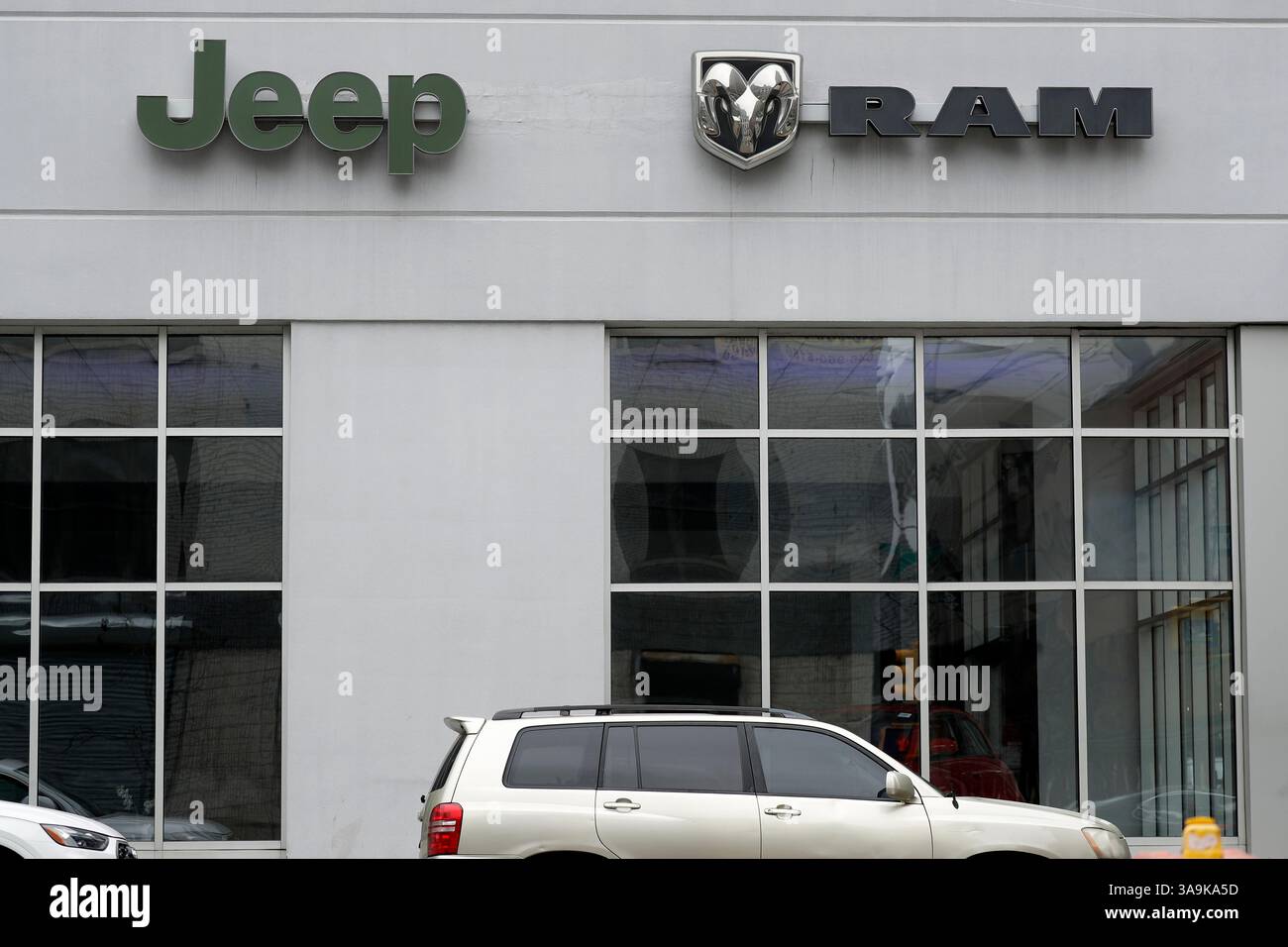 New York, Stati Uniti. 30 marzo 2025. I loghi Jeep e Dodge RAM sono esposti presso una concessionaria di automobili il 30 marzo 2025 a New York. Con l'aumentare delle preoccupazioni dei consumatori sulle tariffe del presidente Trump sulle automobili importate, alcuni acquirenti scelgono di acquistare ora. (Foto di John Lamparski/ SIP[a USA) credito: SIPA USA/Alamy Live News Foto Stock New York, Stati Uniti. 30 marzo 2025. I loghi Jeep e Dodge RAM sono esposti presso una concessionaria di automobili il 30 marzo 2025 a New York. Con l'aumentare delle preoccupazioni dei consumatori sulle tariffe del presidente Trump sulle automobili importate, alcuni acquirenti scelgono di acquistare ora. (Foto di John Lamparski/ SIP[a USA) credito: SIPA USA/Alamy Live News Foto Stock