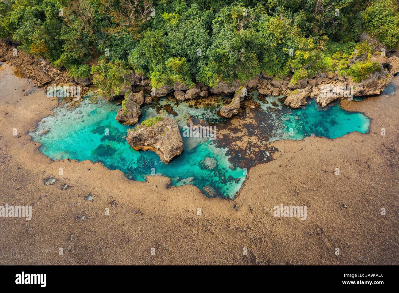Vista aerea mozzafiato di Sohoton Cove, Un paradiso nascosto di rigogliose scogliere calcaree, lagune turchesi e grotte misteriose a Siargao, Filippine Foto Stock