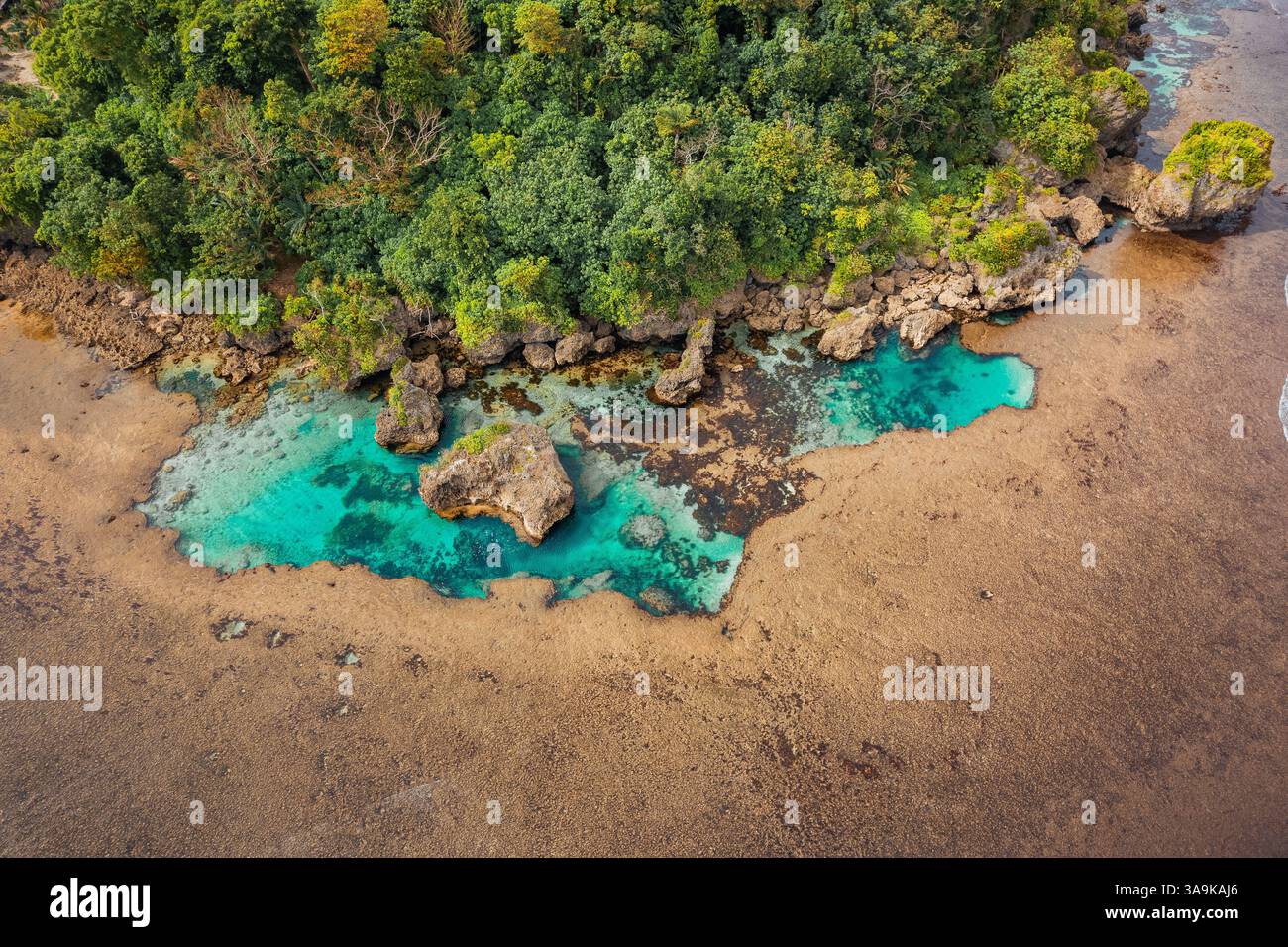 Vista aerea mozzafiato di Sohoton Cove, Un paradiso nascosto di rigogliose scogliere calcaree, lagune turchesi e grotte misteriose a Siargao, Filippine Foto Stock