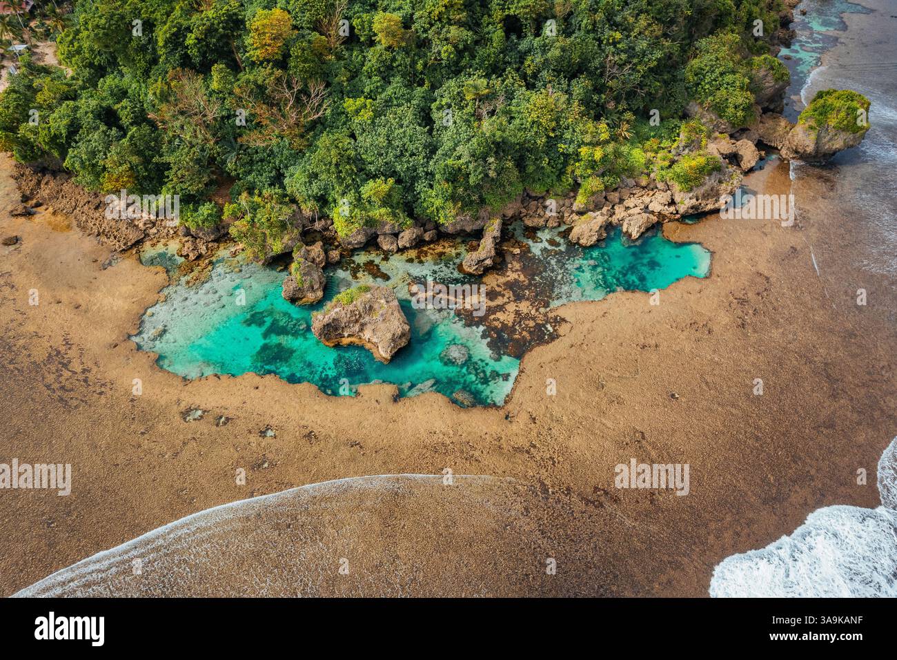 Vista aerea mozzafiato di Sohoton Cove, Un paradiso nascosto di rigogliose scogliere calcaree, lagune turchesi e grotte misteriose a Siargao, Filippine Foto Stock