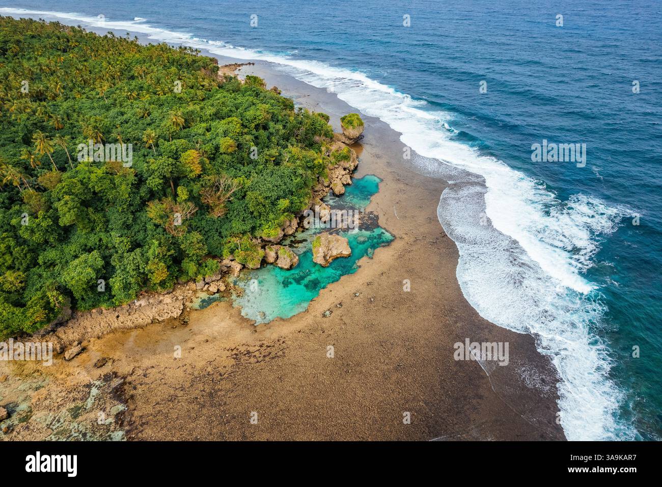 Vista aerea mozzafiato di Sohoton Cove, Un paradiso nascosto di rigogliose scogliere calcaree, lagune turchesi e grotte misteriose a Siargao, Filippine Foto Stock