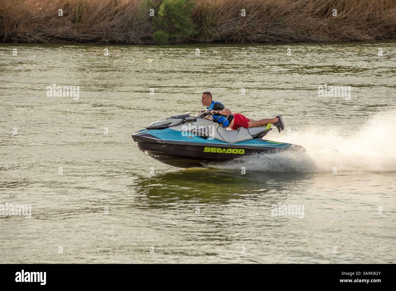 L'uomo esegue una acrobazia su un SeaDoo che si muove ad alta velocità lungo il fiume Rio grande, al confine con il Messico degli Stati Uniti, Mission, Hidalgo County, Texas, USA. Foto Stock