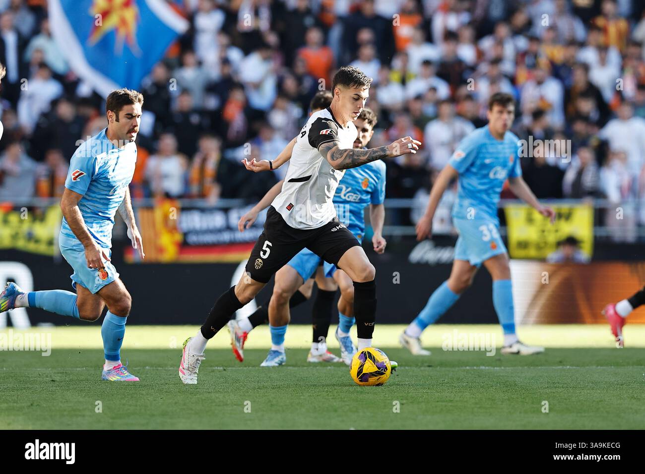 Valencia, Spagna. 30 marzo 2025. Enzo Barrenechea (Valencia) calcio: Partita spagnola "LaLiga EA Sports" tra Valencia CF 1-0 RCD Mallorca all'Estadio de Mestalla di Valencia, Spagna. Crediti: Mutsu Kawamori/AFLO/Alamy Live News Foto Stock