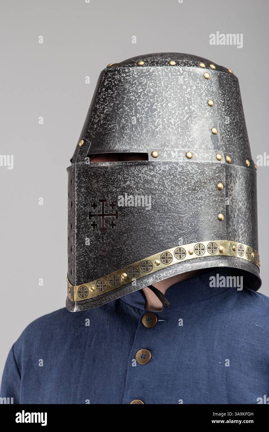 Primo piano di un casco crociato medievale Foto Stock