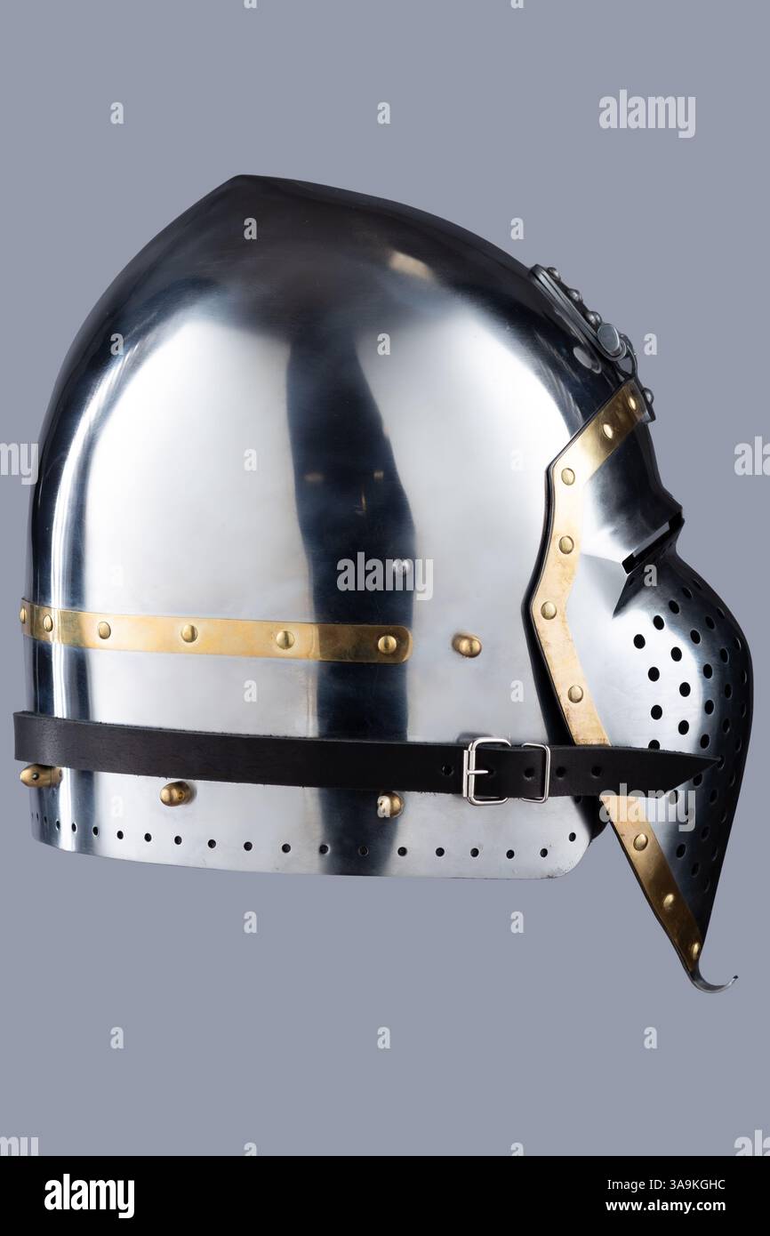 Casco per bascinetta medievale con visiera per maialino Foto Stock