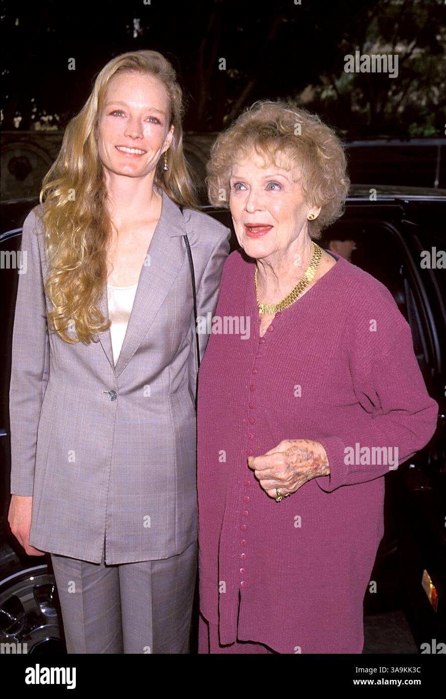 Gloria Stuart è nata a Santa Monica, morta di cancro ai polmoni il 26 settembre 2010 a Los Angleles, California. Ha recitato nei film The Old Dark House (1932), The Invisible Man (1933) e The Kiss Before the Mirror (1933). Stuart tornò sul palco e poi (a metà degli anni '40) si ritirò dalla recitazione. Da allora, ha iniziato a dipingere e ha tenuto mostre con una sola donna a New York, Austria e Italia. Negli anni '1970, è tornata a recitare. Vedova dal 1978 (suo marito era lo sceneggiatore Arthur Sheekman), è stata nominata all'Oscar per la sua performance come la sopravvissuta di 100 anni dell'affondamento dei Titani Foto Stock