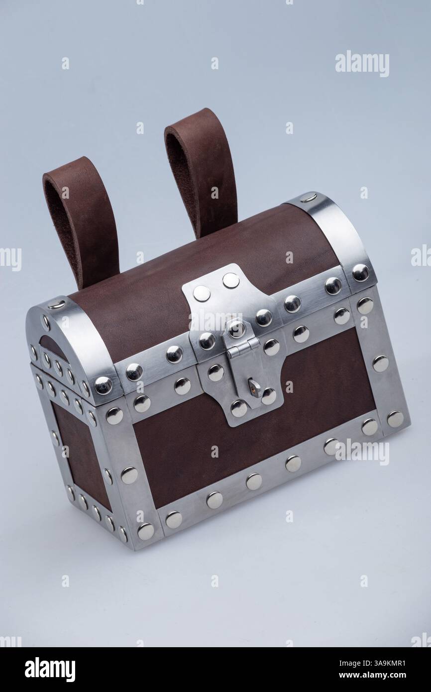 Cassettiera marrone piccolo con raccordi in metallo Foto Stock