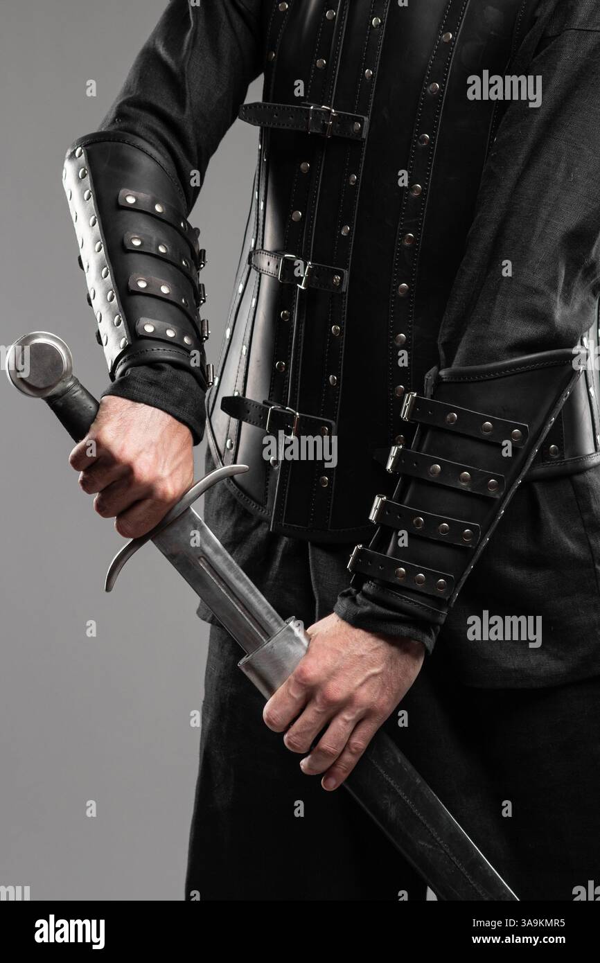 Persona che indossa braccialetti in pelle Black Widow con spade Foto Stock