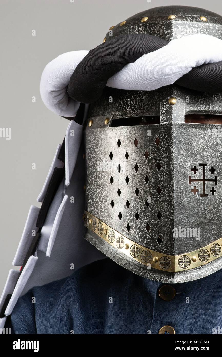 Casco Medieval Knight con tendaggi bianchi e neri Foto Stock