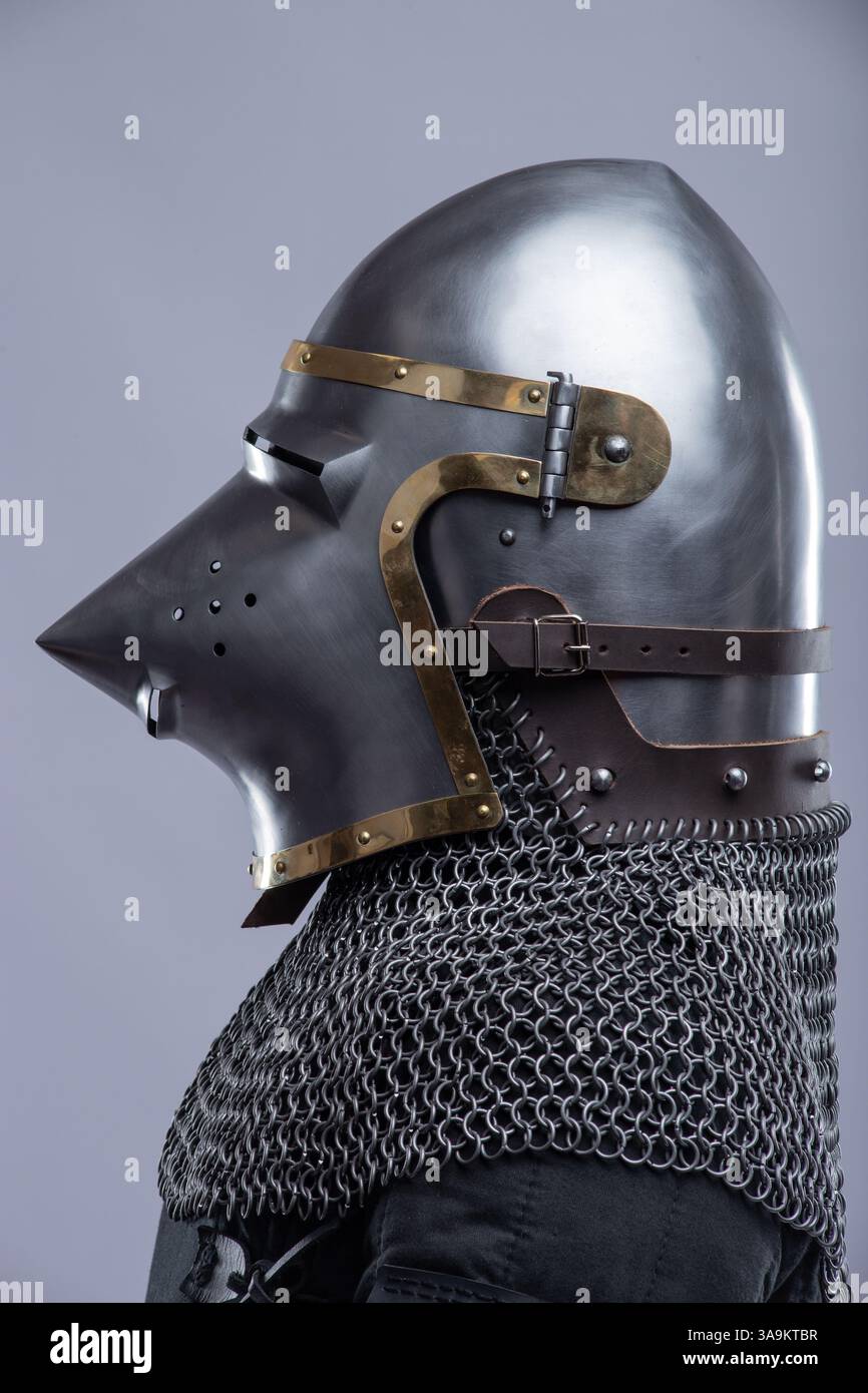 Primo piano di un elmetto medievale con visiera Hounskull Foto Stock