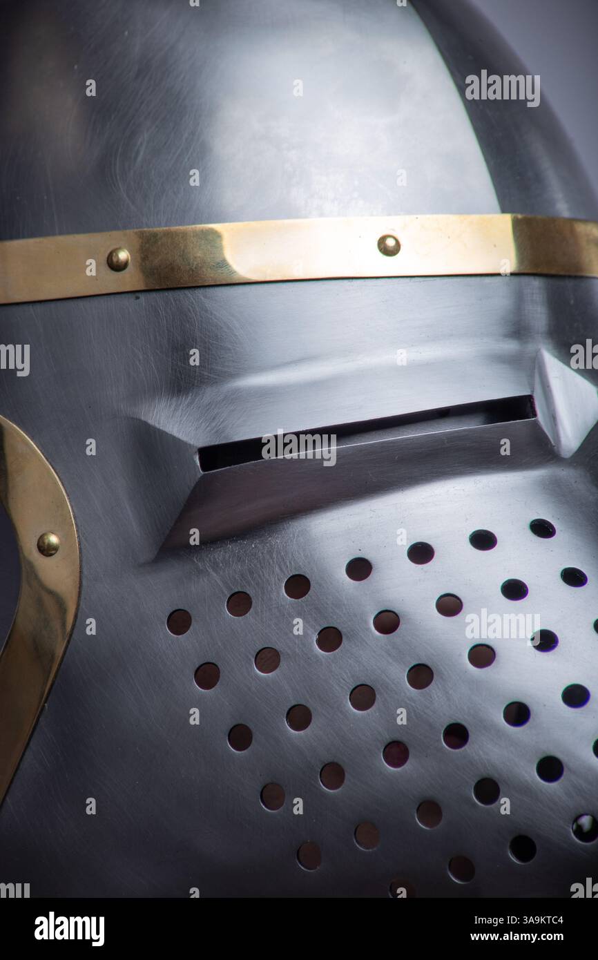 Primo piano del casco di un cavaliere medievale Foto Stock