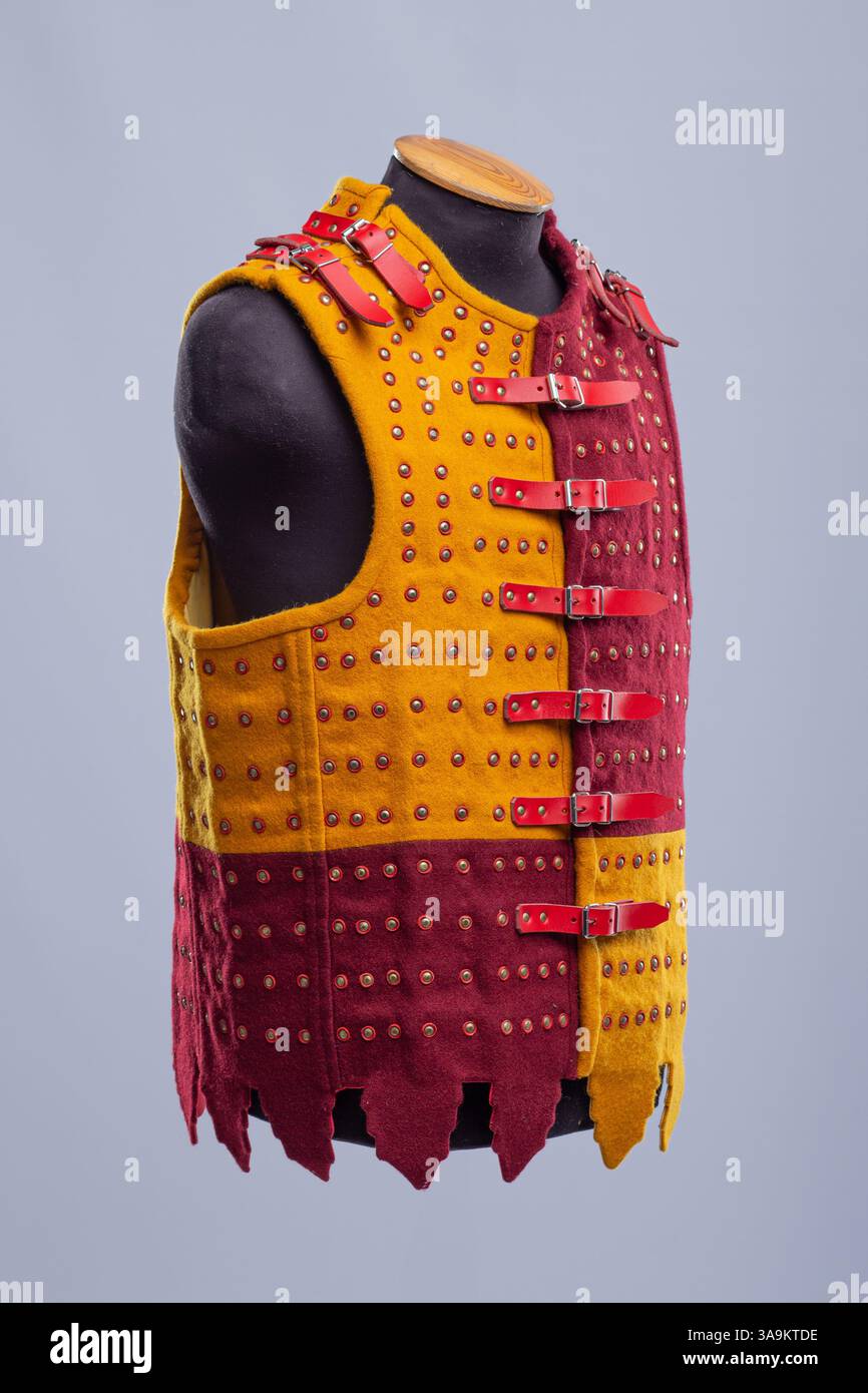 Body Armor Brigandine medievale con fasce rosse Foto Stock