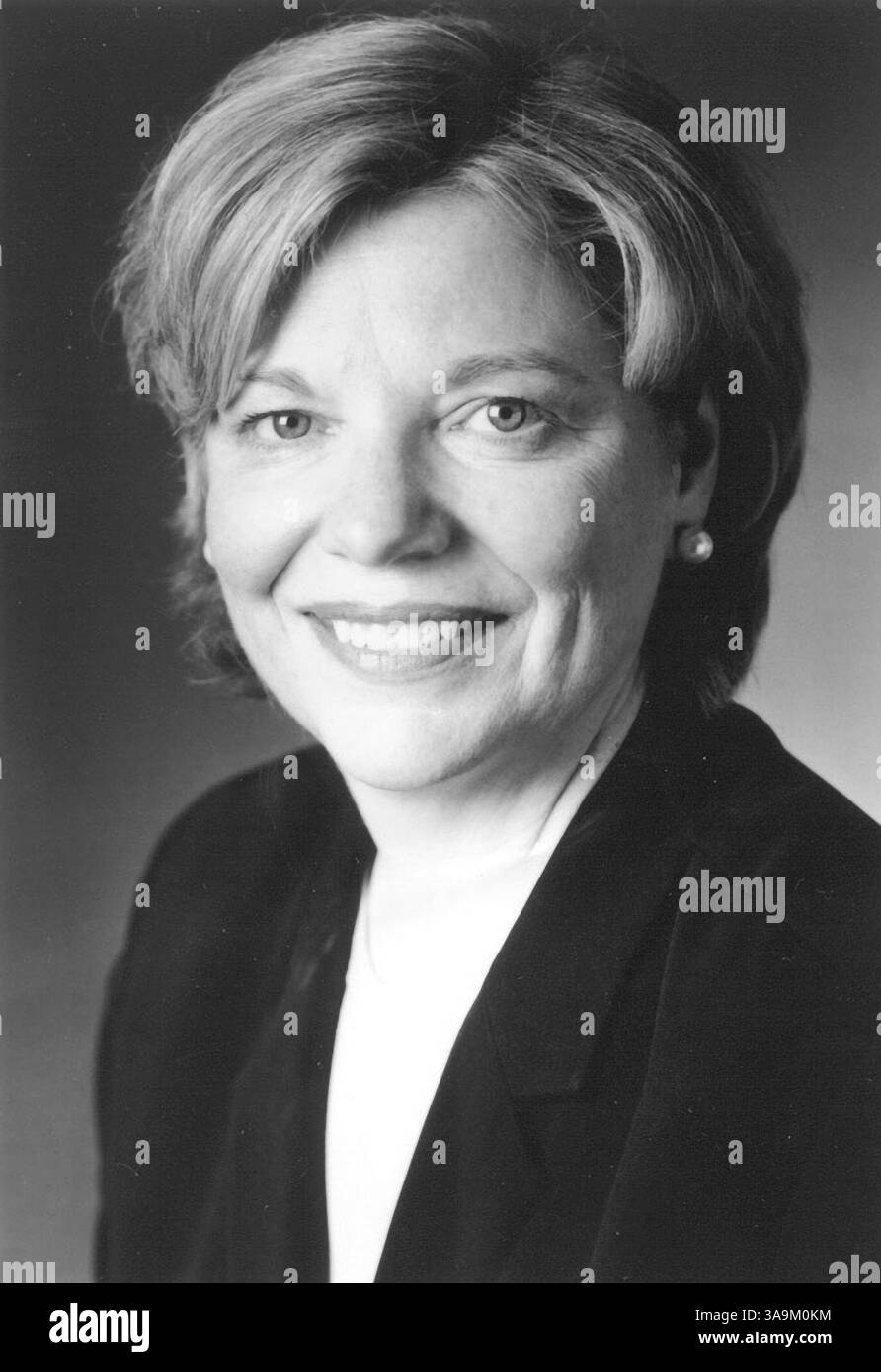 22 ottobre 2003; Sacramento, CA, Stati Uniti; il governatore eletto Arnold Schwarzenegger ha annunciato di aver nominato PATRICIA CLAREY come Capo di Stato maggiore. Prima di ricoprire il ruolo di Vice Campaign Manager nella campagna Schwarzenegger for Governor, Clarey è stato Vice Presidente di Health Net, Inc Ha servito a livelli alti per il Dipartimento degli interni sotto l'amministrazione Reagan ed è stata vice capo di stato maggiore del governatore Pete Wilson. Clarey ha conseguito il Master of Public Administration presso la John F. Kennedy School of Government dell'Università di Harvard. Foto Stock