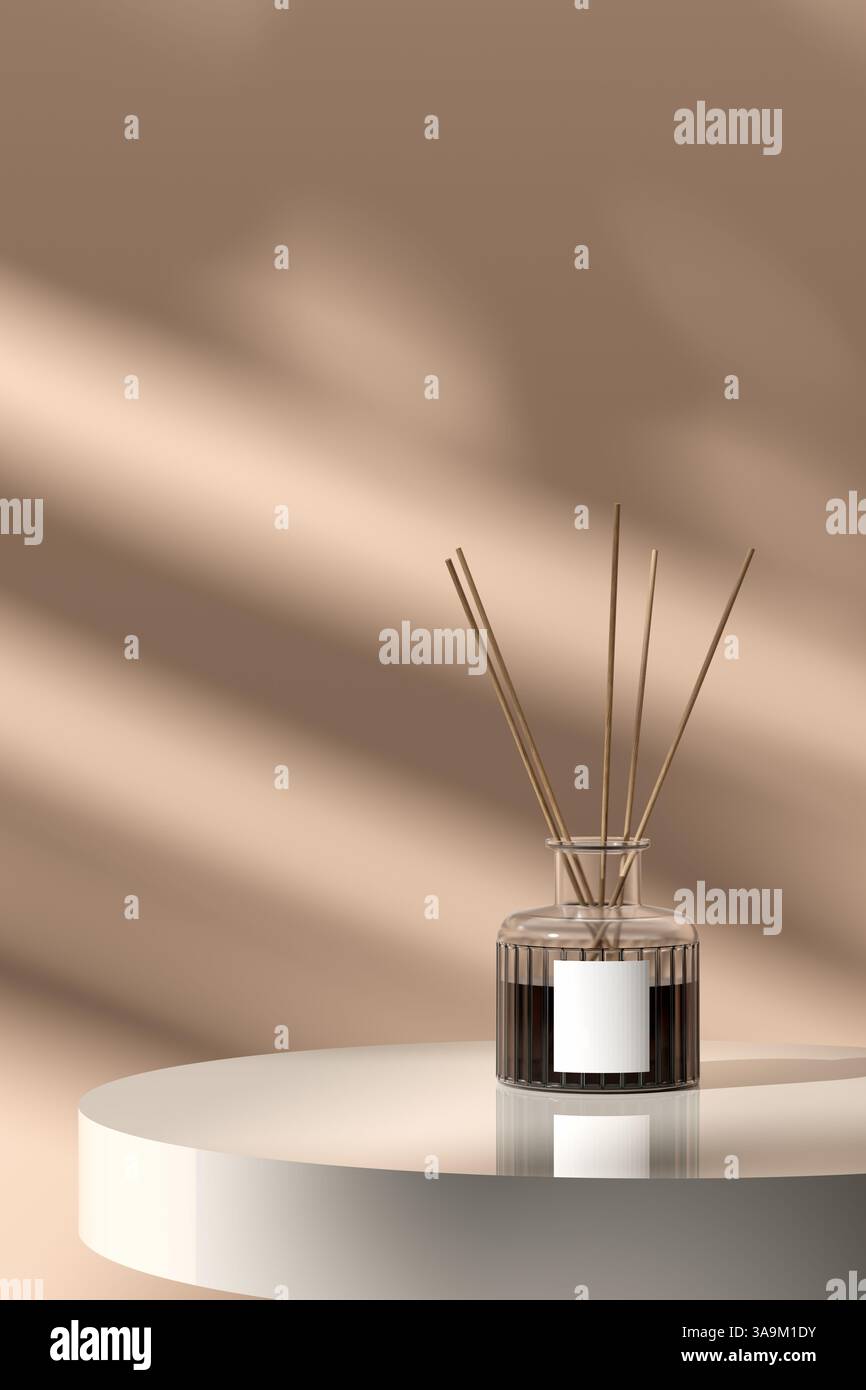 Elegante diffusore di fragranze per la casa con etichetta vuota su sfondo beige con ombre alla luce del sole, per creare un'atmosfera rilassante. Rendering 3D. Foto Stock
