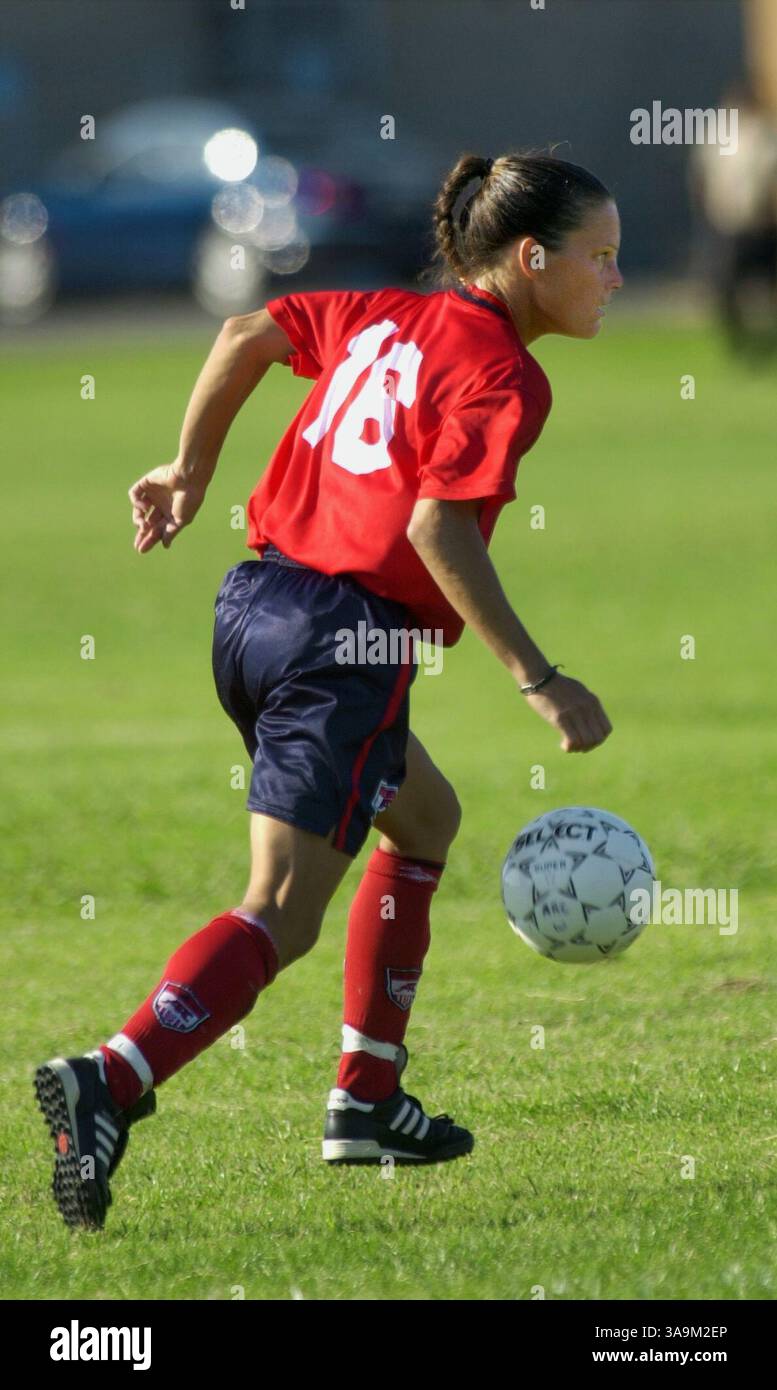 Anna Thrasher, calciatrice dell'American River College, durante una partita all'ARC di venerdì 19 settembre 2003. Thrasher ha 38 anni, e sebbene sia significativamente più grande dei suoi compagni di squadra, è uno dei giocatori migliori della squadra. Anche sua sorella, Christina Kaufman (cq) ha giocato nella squadra, ma dopo un recente infortunio al ginocchio è diventata assistente allenatore della squadra. Sacramnton Bee/Randall Benton/ZUMA Press Foto Stock