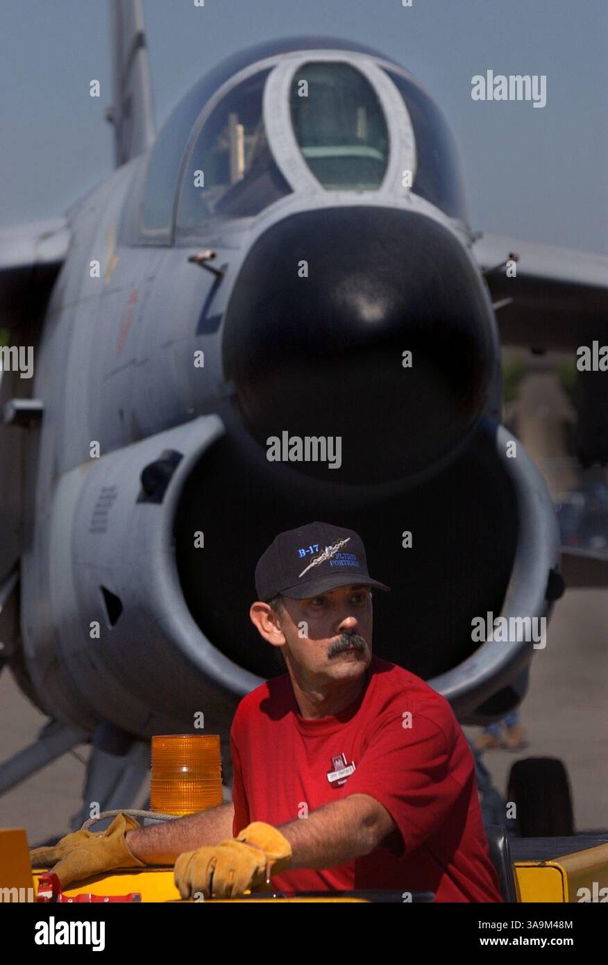 METRO LEDE--volontario Jeff Martinez (cq) trasporta un jet A-7D dal Museo dell'aviazione al McClellan Field lunedì 29 settembre 2003. Tutti gli aerei, i jet e gli elicotteri verranno spostati dal vecchio Museo dell'aviazione alla loro nuova casa a Freedom Park nei prossimi due giorni. Sacramento Bee / Randy Pench / ZUMA Press Foto Stock