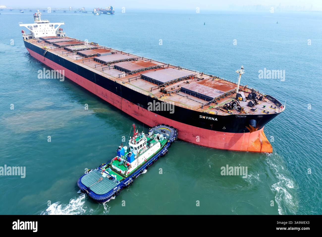 QINGDAO, CINA - 31 MARZO 2025 - Una nave da carico che ha scaricato minerali di ferro importati parte dal porto di Qingdao, provincia di Shandong, Cina, il 31 marzo 2025. Foto Stock