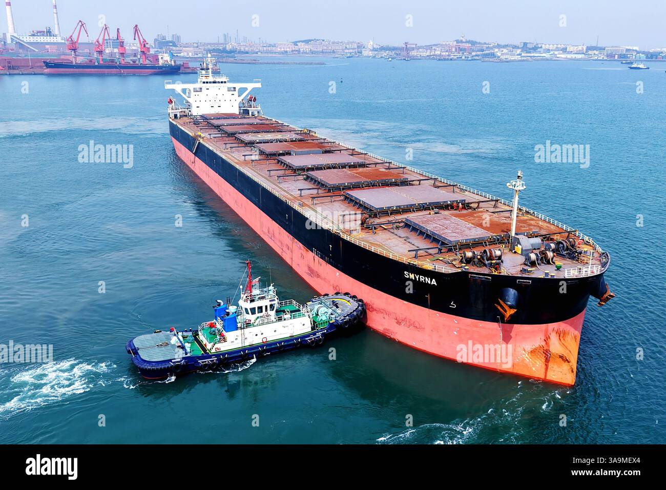 QINGDAO, CINA - 31 MARZO 2025 - Una nave da carico che ha scaricato minerali di ferro importati parte dal porto di Qingdao, provincia di Shandong, Cina, il 31 marzo 2025. Foto Stock